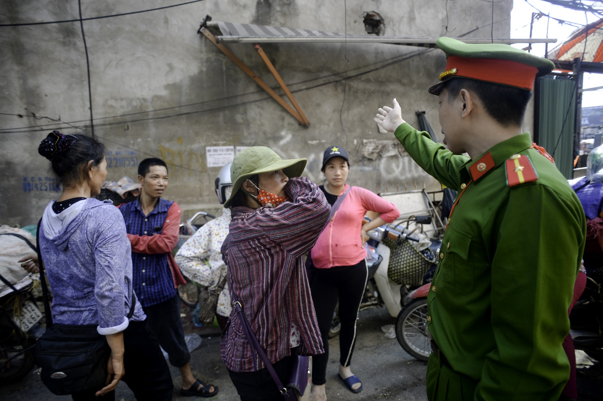 Ha Noi cuong che pha do cong trinh vi pham tai muong Nghia Do hinh anh
