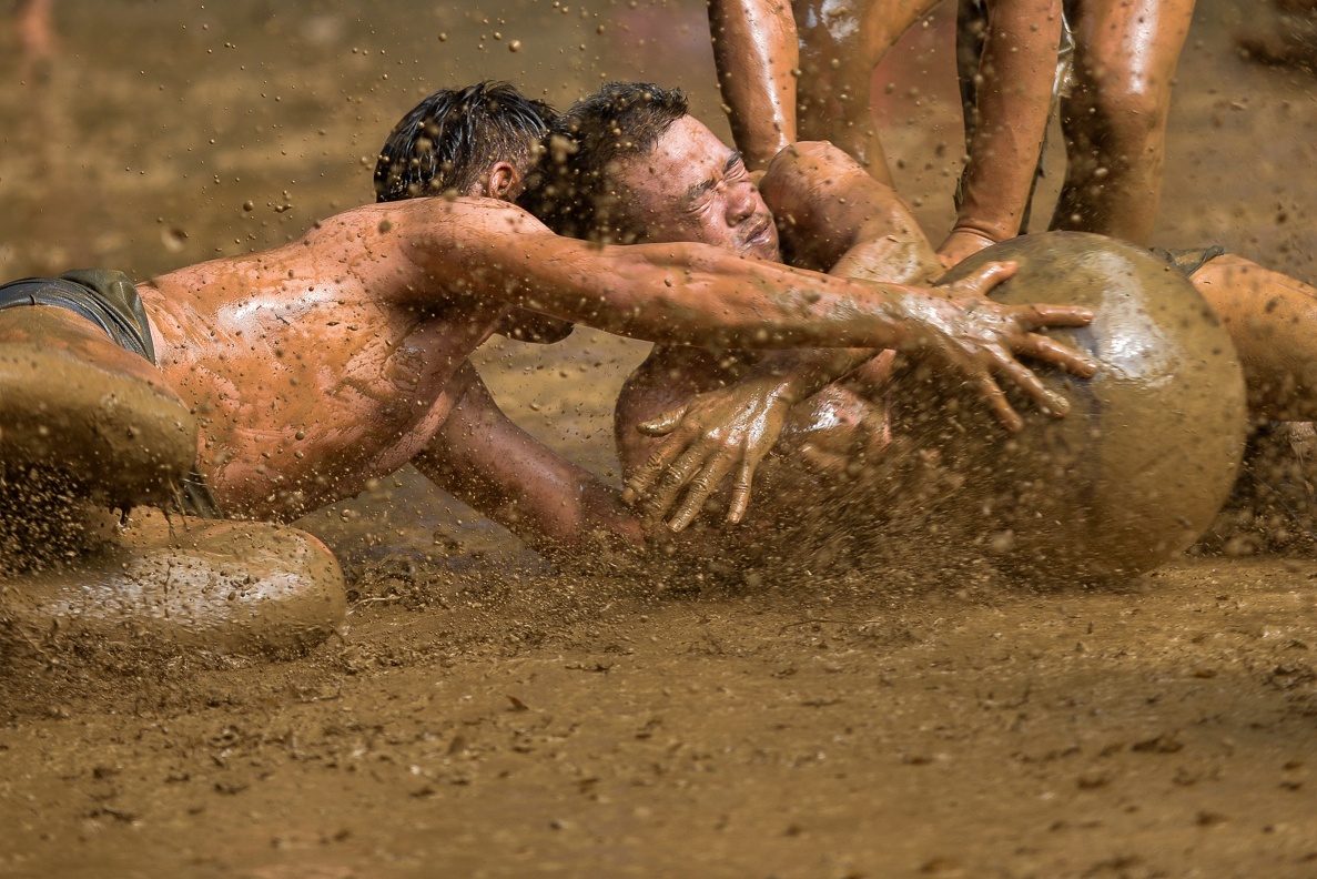 'Tran chien' cuop cau bun trong nang nong 40 do C hinh anh