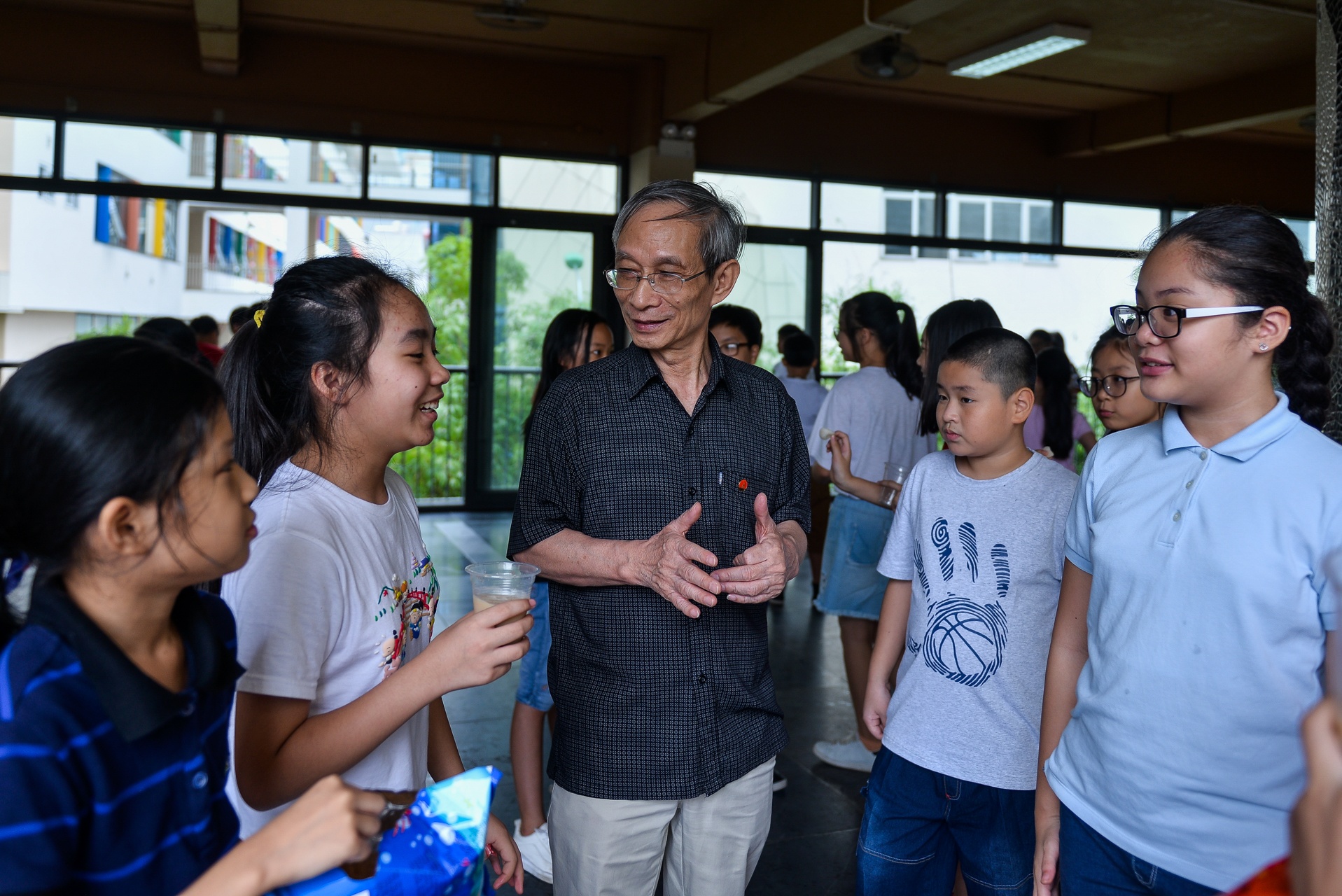 Phu huynh lam bai thi vao lop 6 cung con anh 10