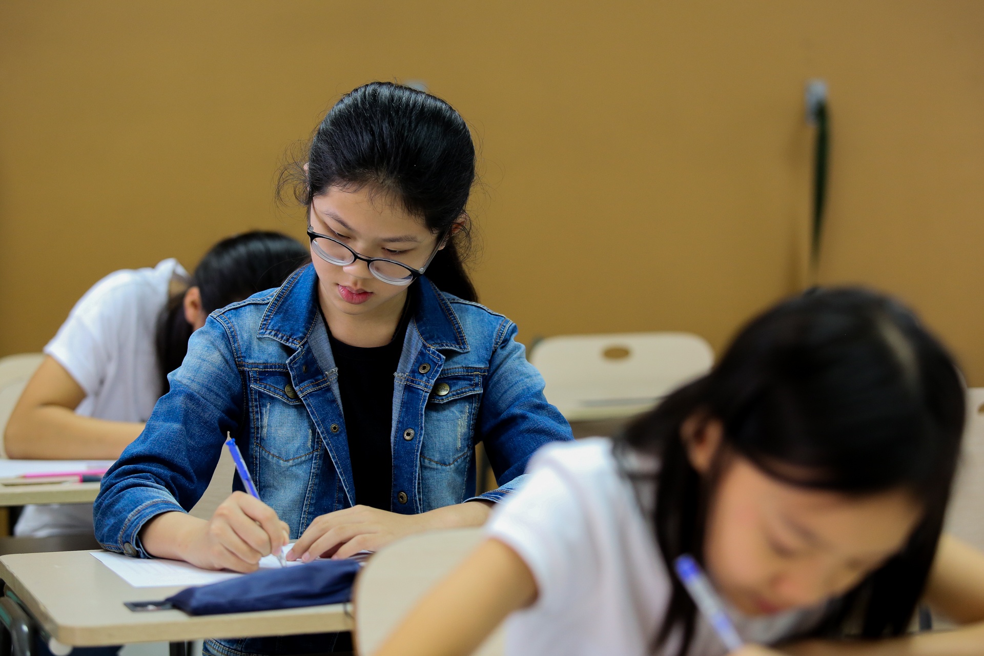 Phu huynh lam bai thi vao lop 6 cung con anh 12