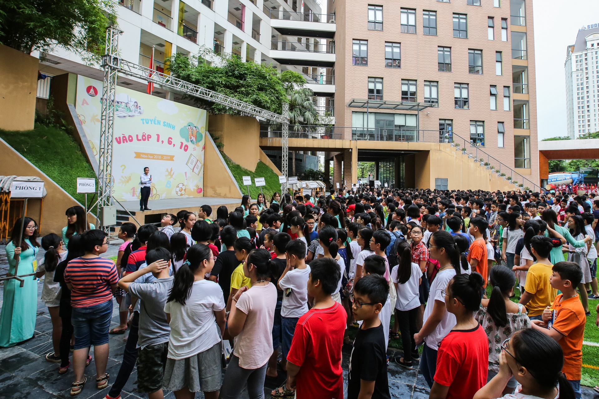 Phu huynh lam bai thi vao lop 6 cung con anh 1