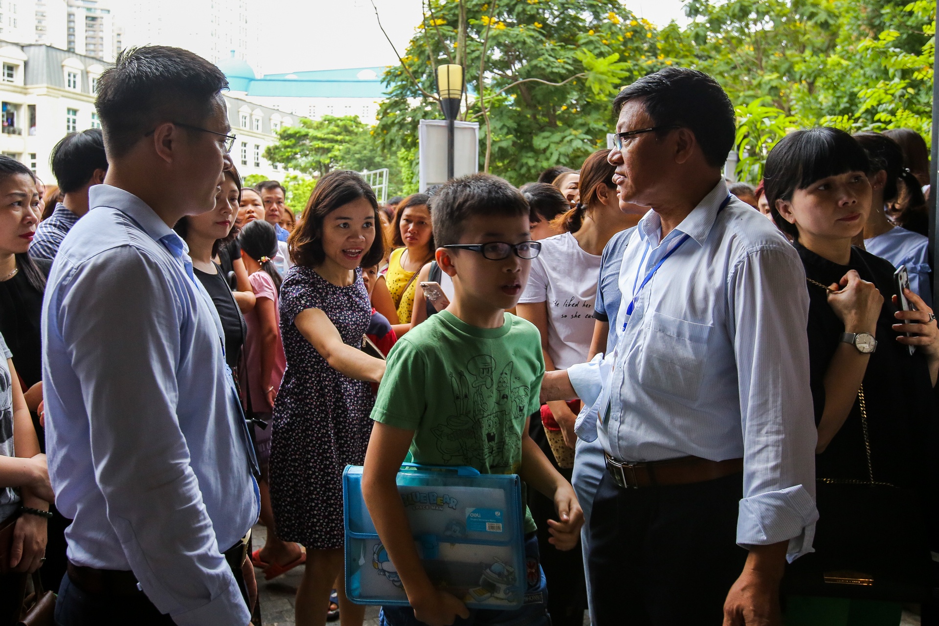 Phu huynh lam bai thi vao lop 6 cung con anh 2