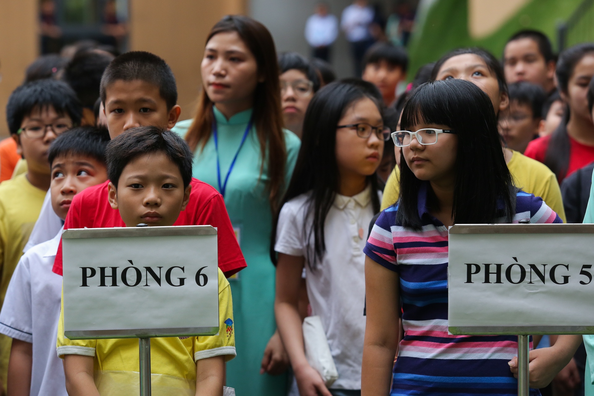 Phu huynh lam bai thi vao lop 6 cung con anh 4