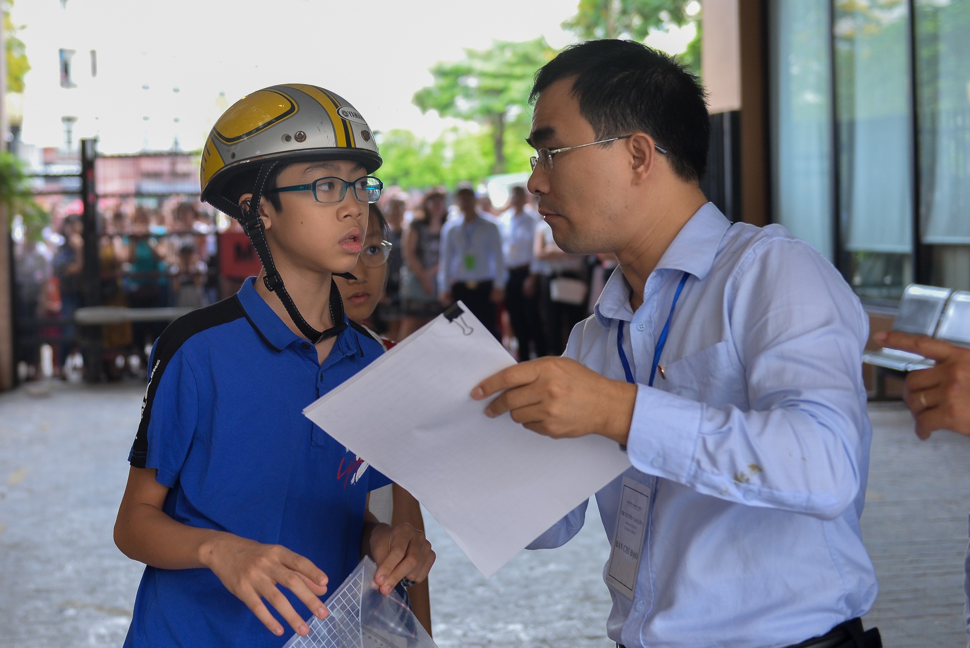 Phu huynh lam bai thi vao lop 6 cung con anh 5