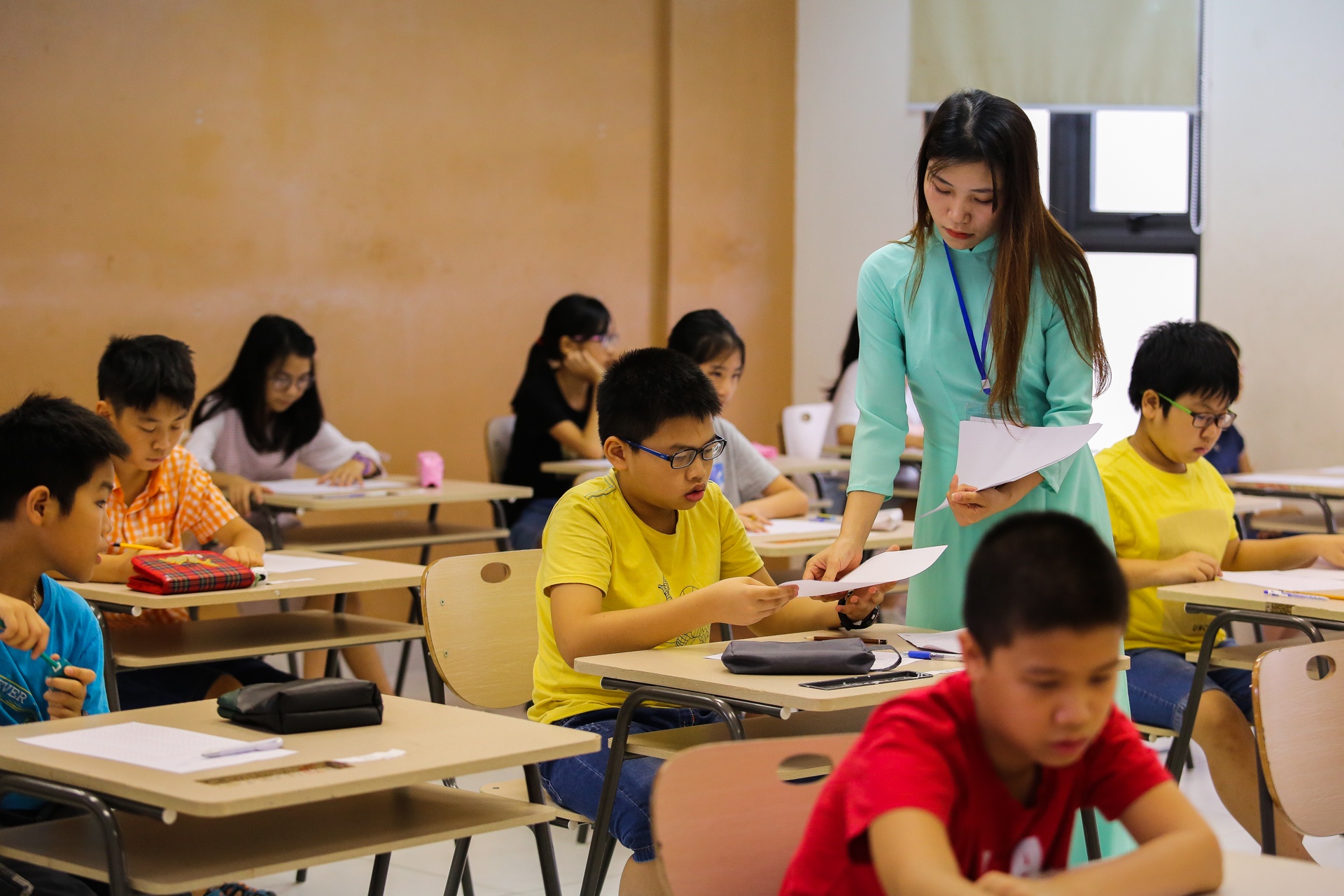 Phu huynh lam bai thi vao lop 6 cung con anh 6