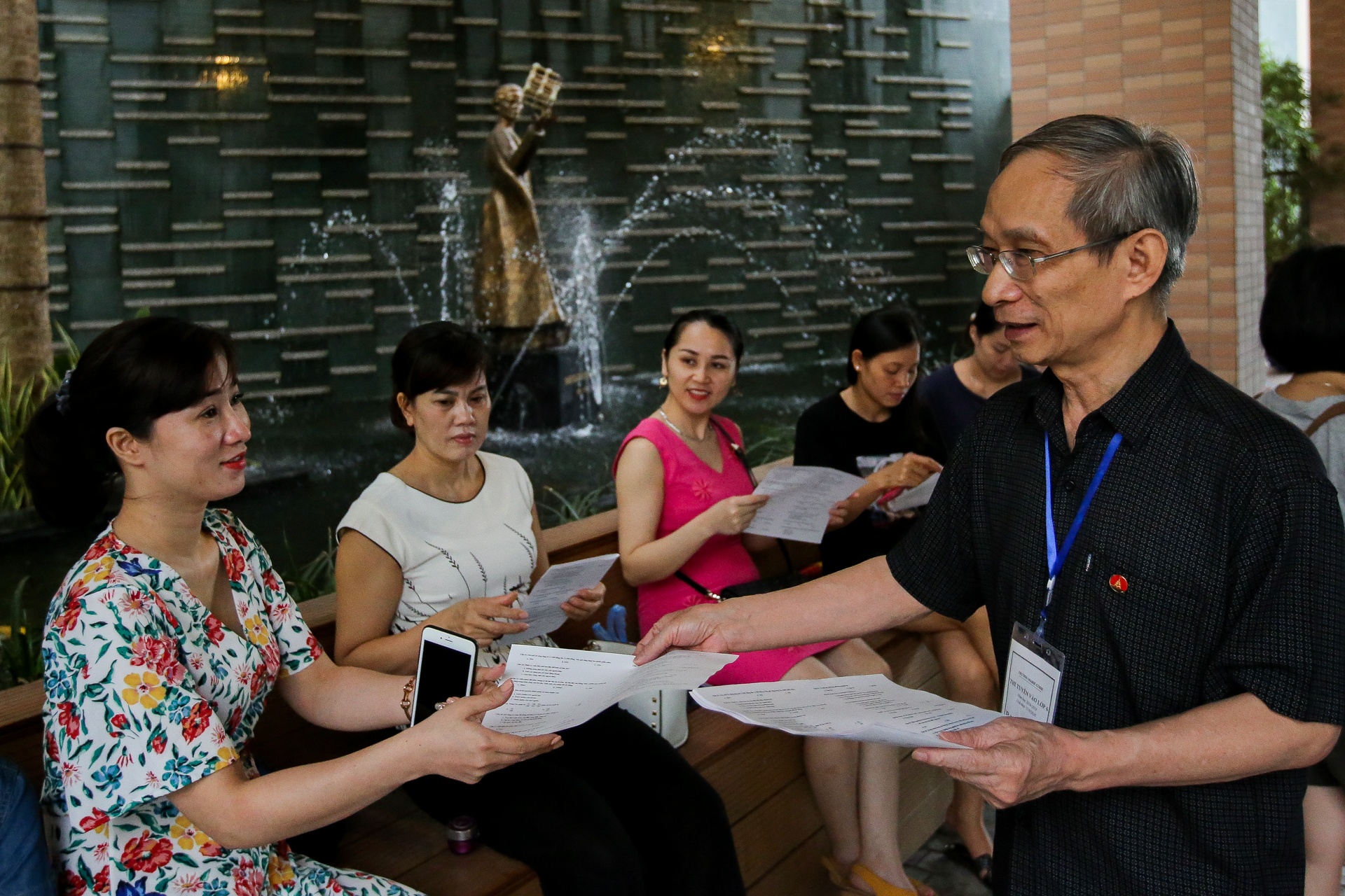 Phu huynh lam bai thi vao lop 6 cung con anh 7