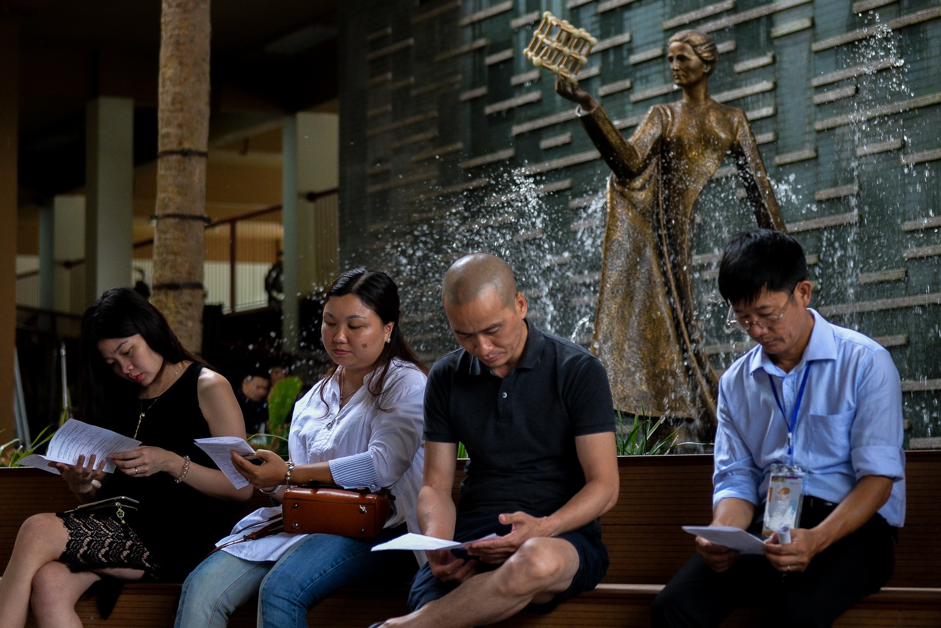 Phu huynh lam bai thi vao lop 6 cung con anh 8