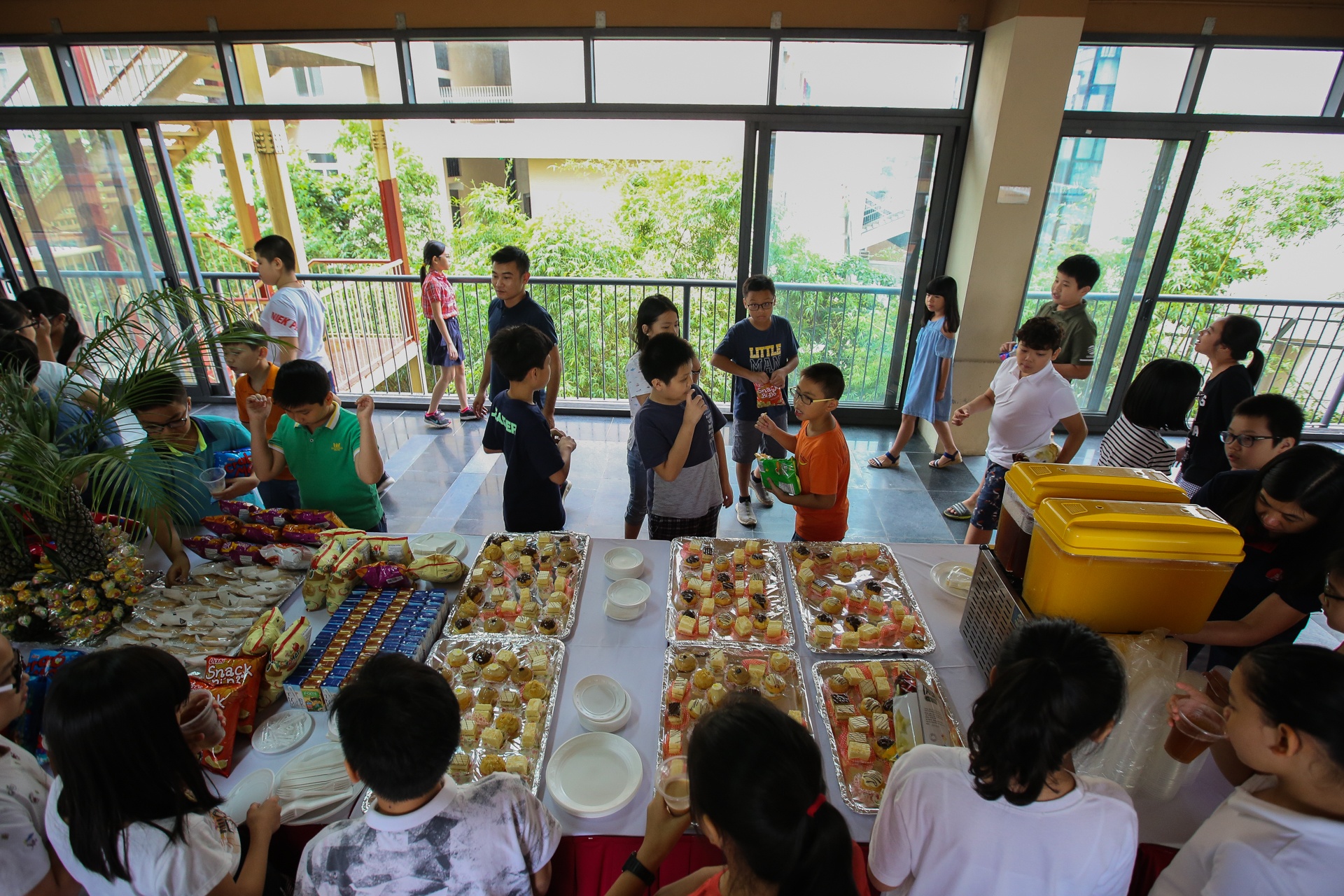 Phu huynh lam bai thi vao lop 6 cung con anh 9