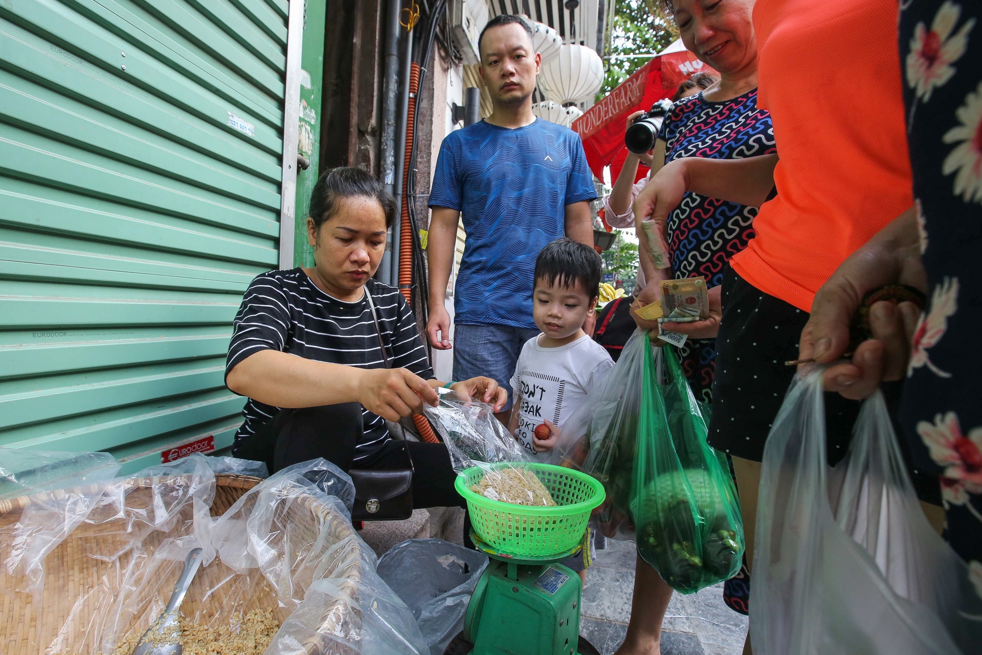 mua le cung ngay Tet Doan Ngo anh 1