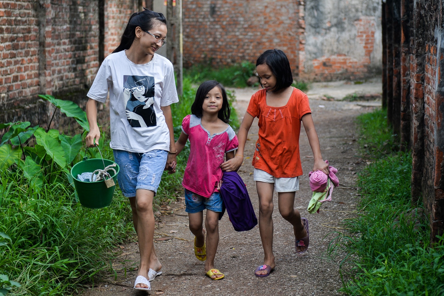 Nu sinh mo coi me vua on thi vua cham soc cac em hinh anh