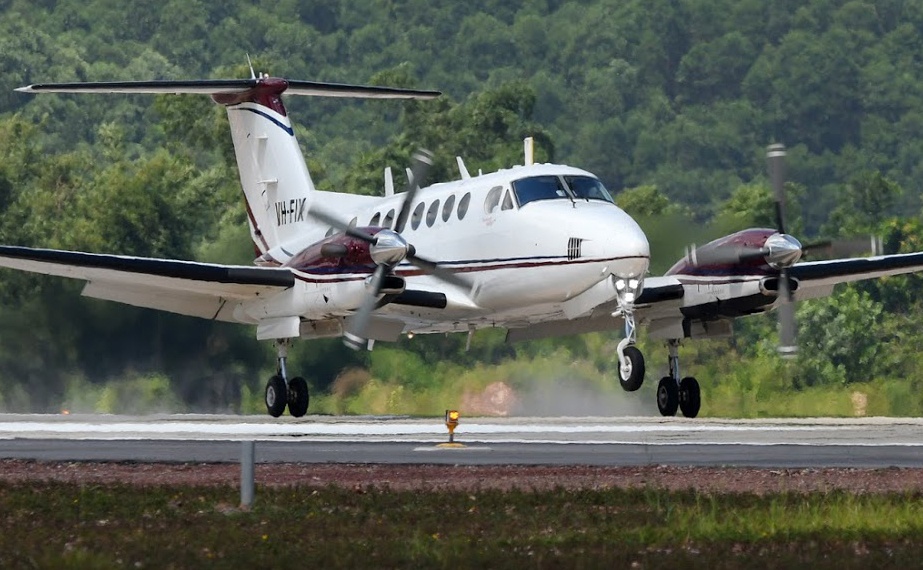 Chuyen bay dau tien ha canh o san bay Van Don hinh anh