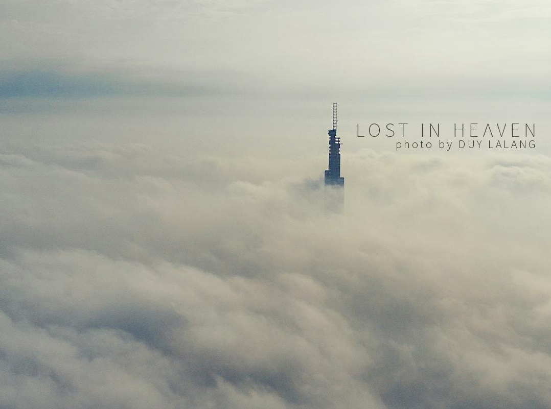 Anh doc dao toa nha choc troi xuyen qua may o Sai Gon hinh anh