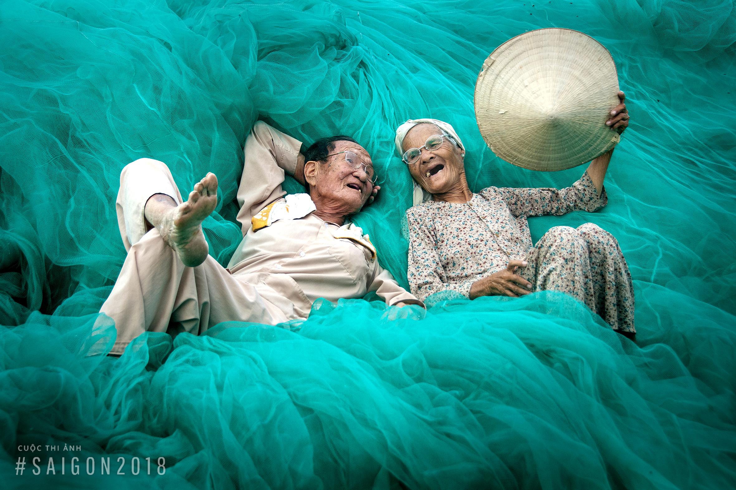 Khoanh khac binh di cua con nguoi truoc bien ca hinh anh