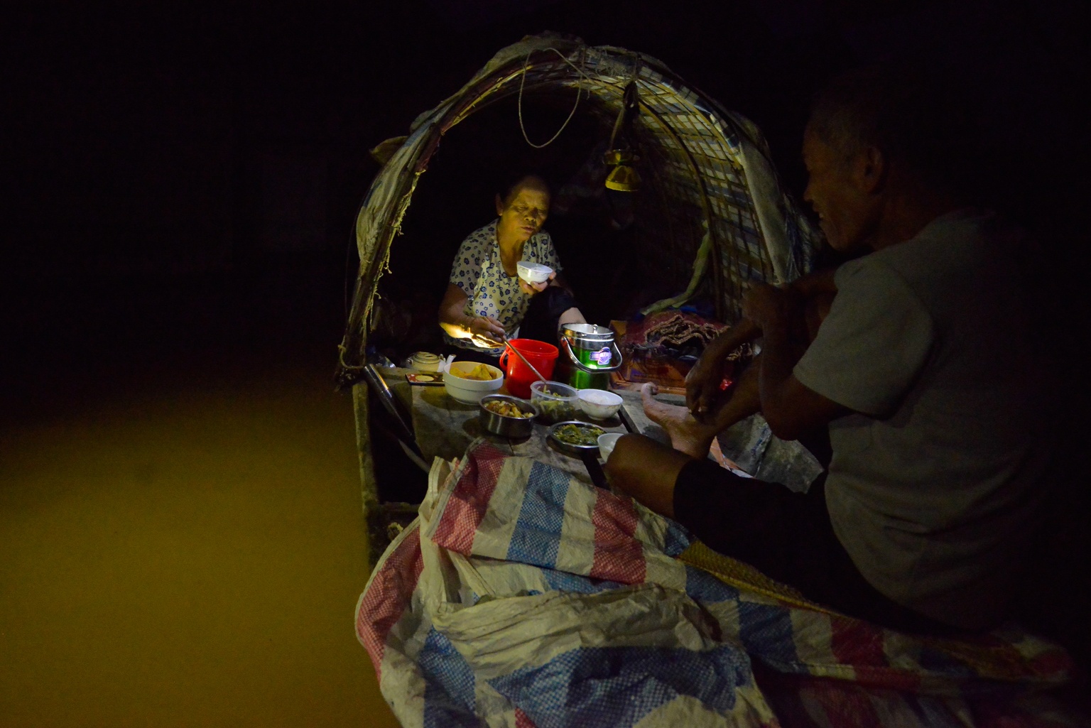 Nguoi ngoai thanh Ha Noi an ngu tren thuyen cho nuoc rut hinh anh