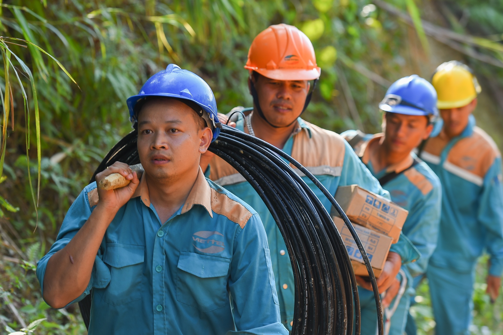 Nhung nguoi giu 'mach mau' thong tin mua lu hinh anh