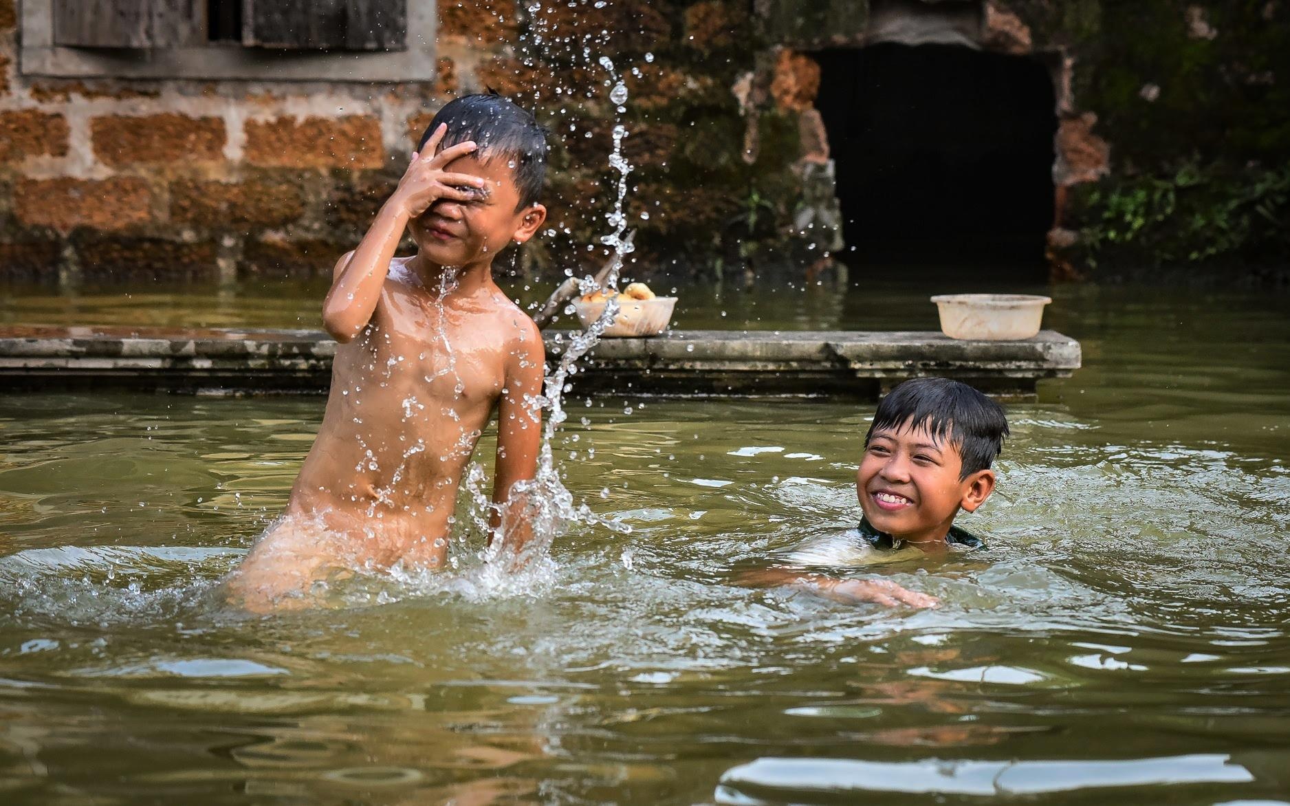 Cuoc song nguoi dan thu do trong 2 tuan ngap lut hinh anh