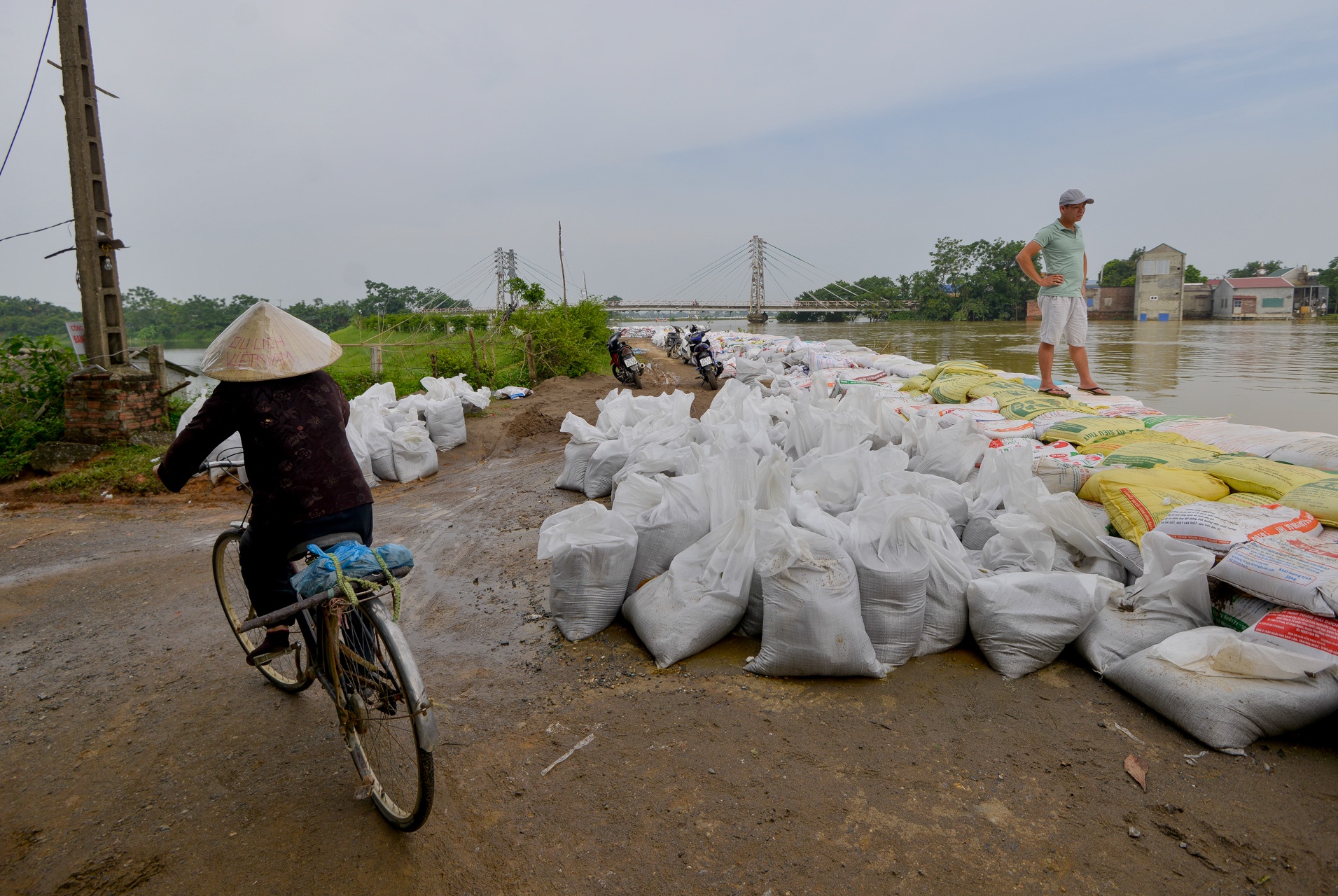 Bi thu Hoang Trung Hai tham nguoi dan vung ngap lut anh 8