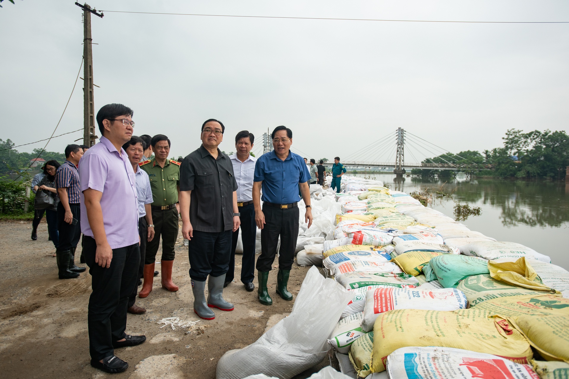 Bi thu Hoang Trung Hai tham nguoi dan vung ngap lut anh 2