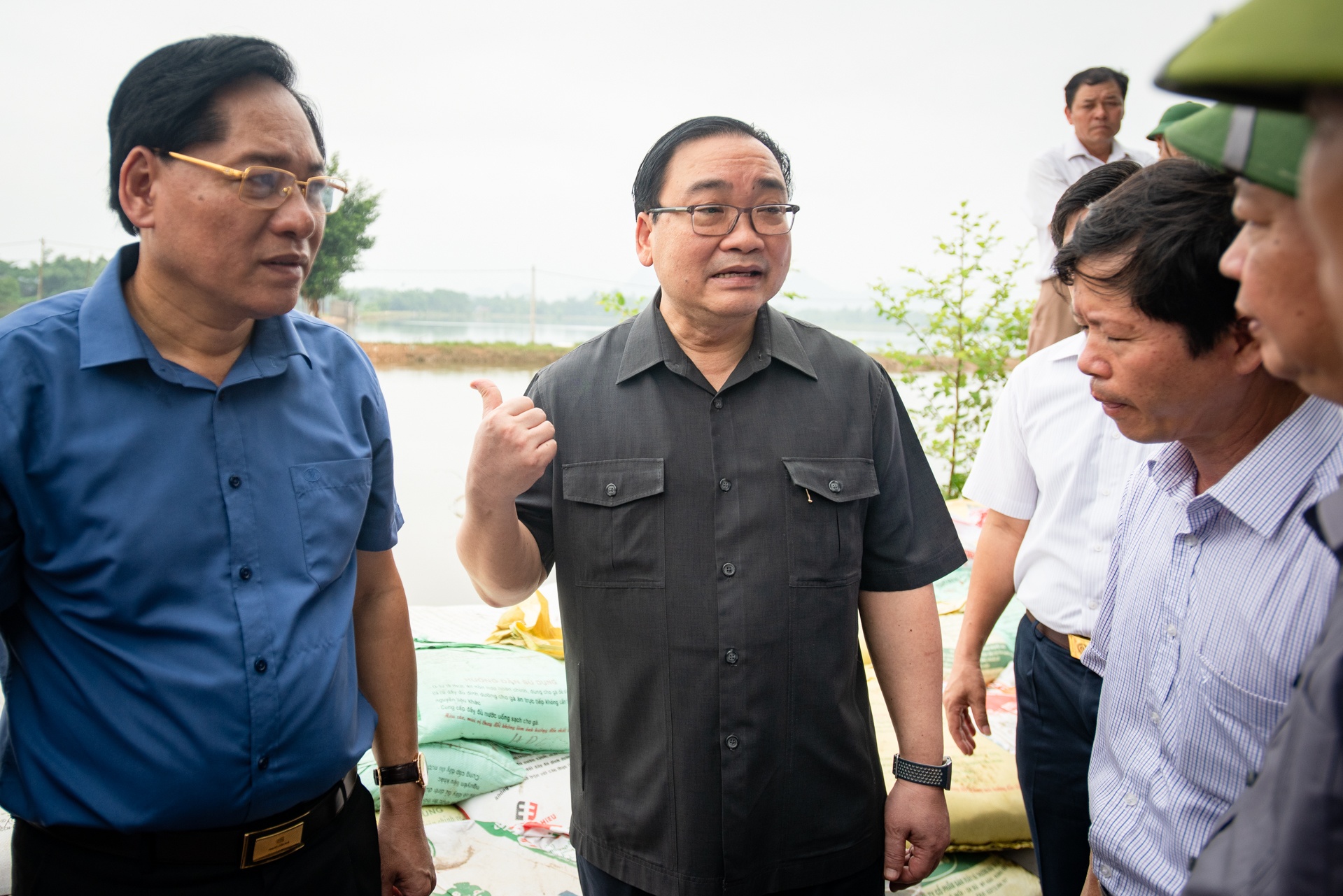 Bi thu Hoang Trung Hai tham nguoi dan vung ngap lut anh 3