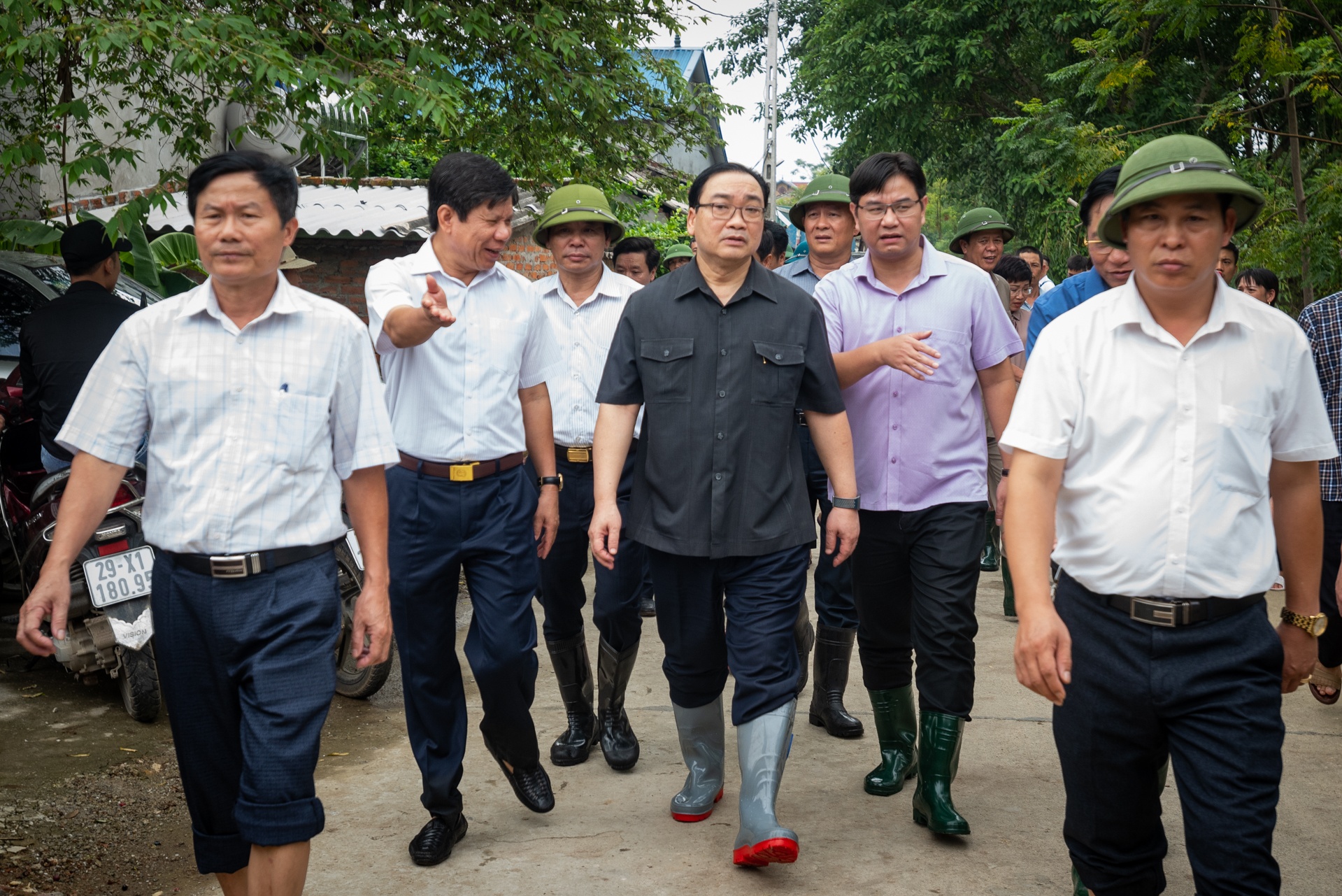 Bi thu Hoang Trung Hai tham nguoi dan vung ngap lut anh 4