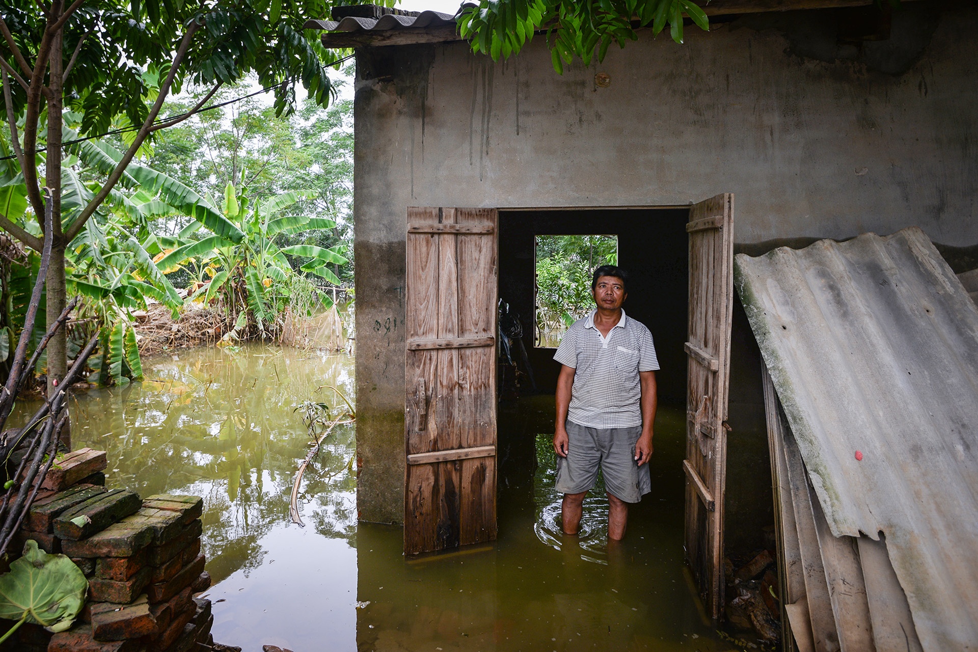 Bi thu Hoang Trung Hai tham nguoi dan vung ngap lut anh 5