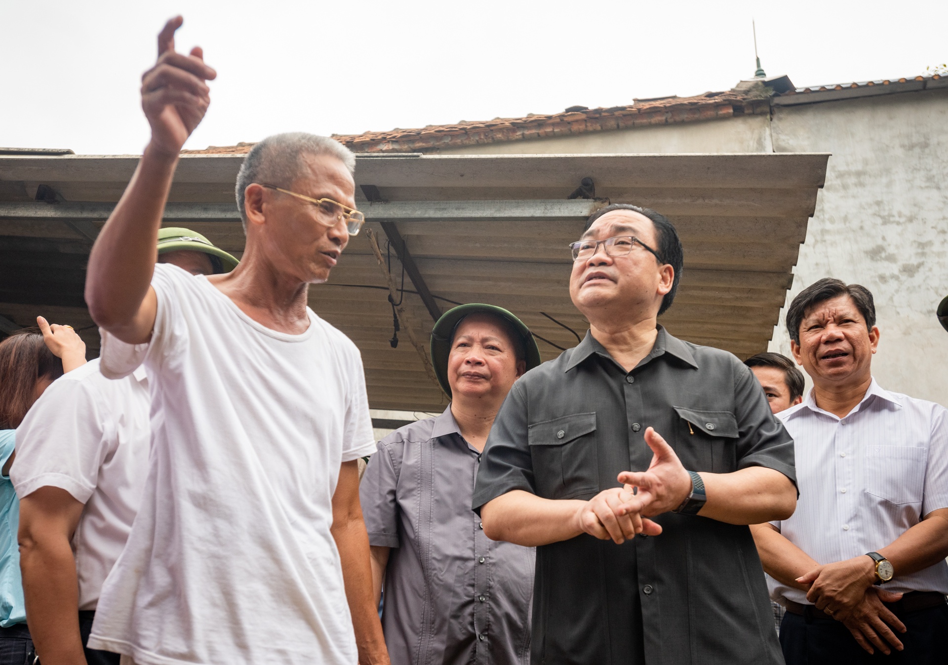 Bi thu Hoang Trung Hai tham nguoi dan vung ngap lut anh 6