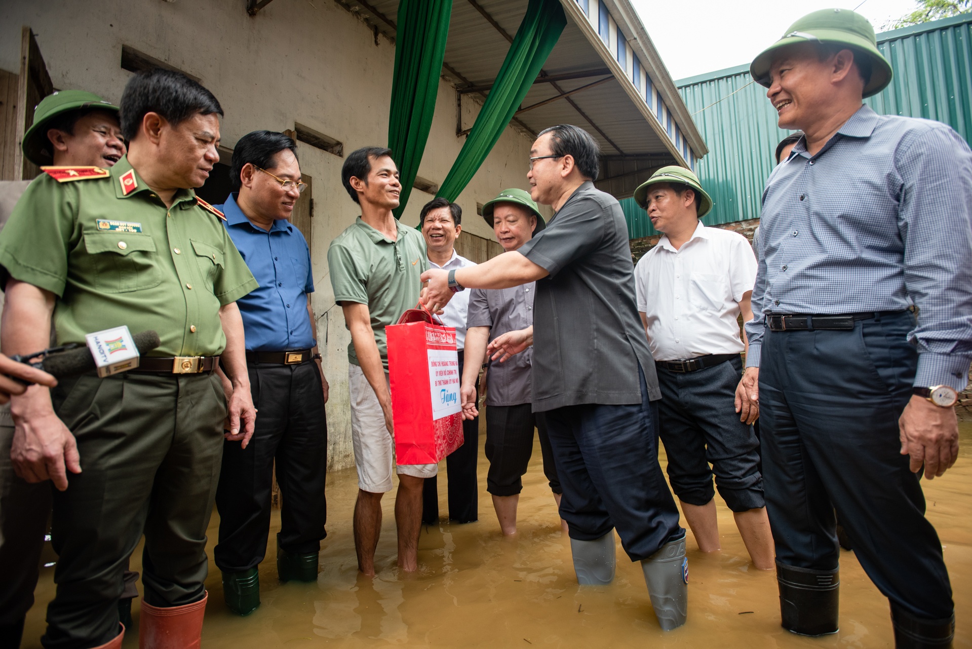 Bi thu Hoang Trung Hai dong vien cac gia dinh bi ngap nuoc hinh anh