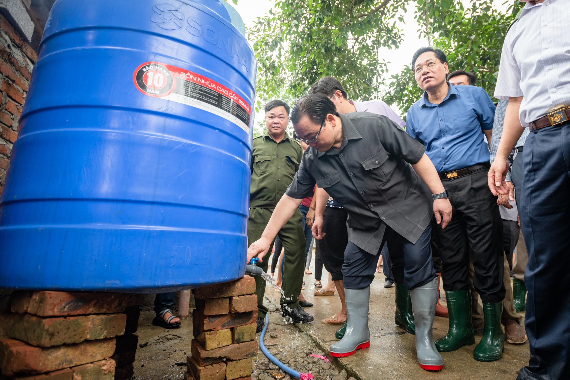 Bi thu Hoang Trung Hai tham nguoi dan vung ngap lut anh 7