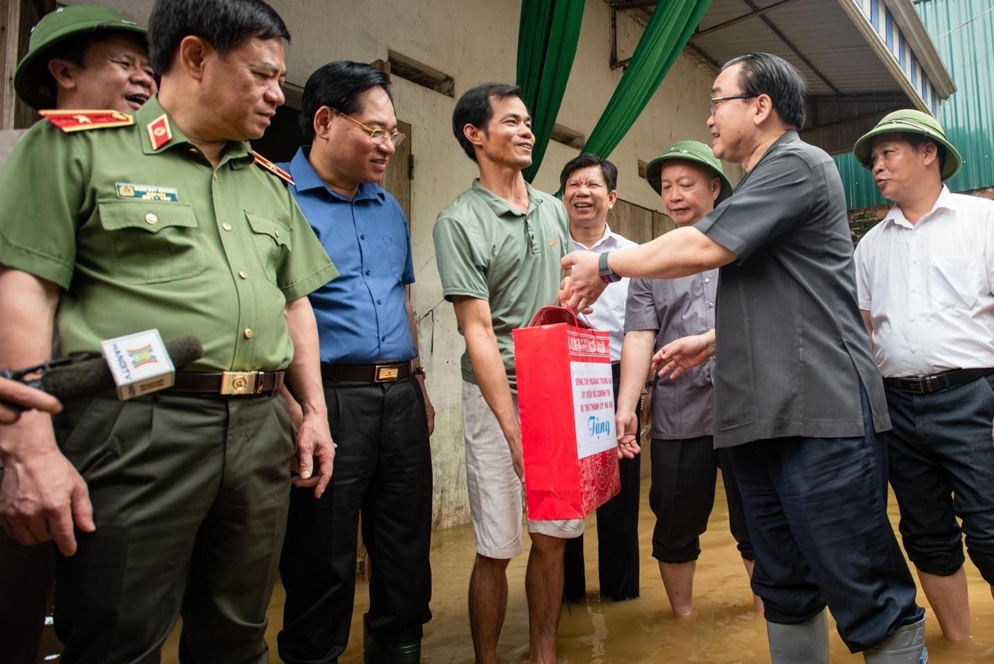 Bi thu Ha Noi loi nuoc tham nguoi dan vung ngap hinh anh