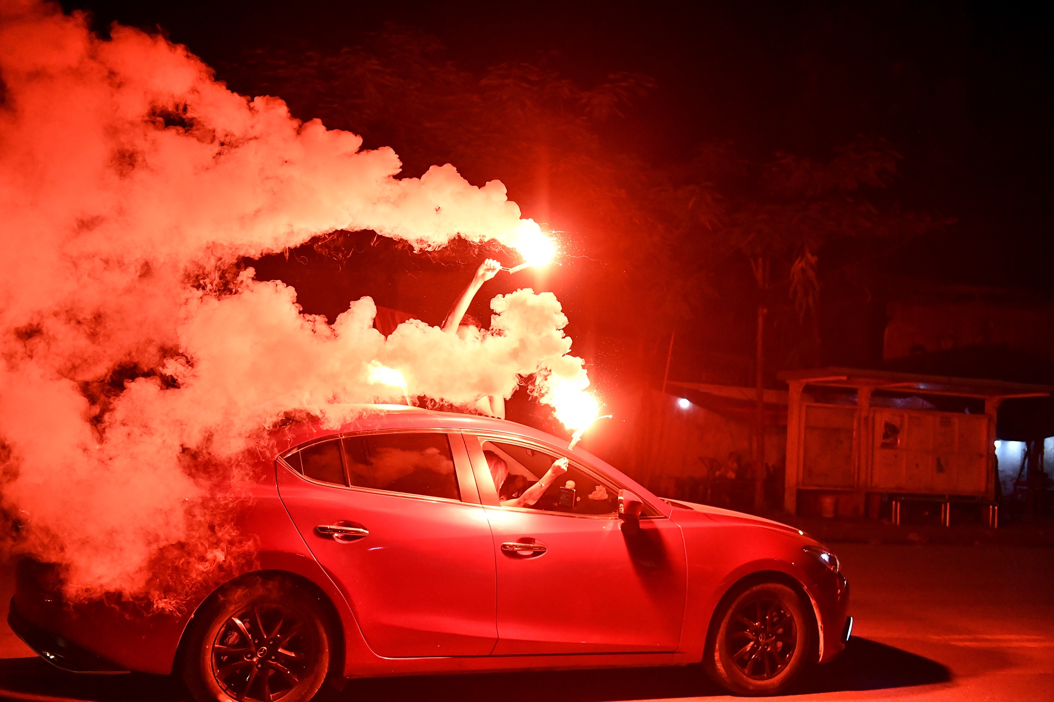 Phao sang chay tu trong san van dong ra duong o Hai Phong hinh anh