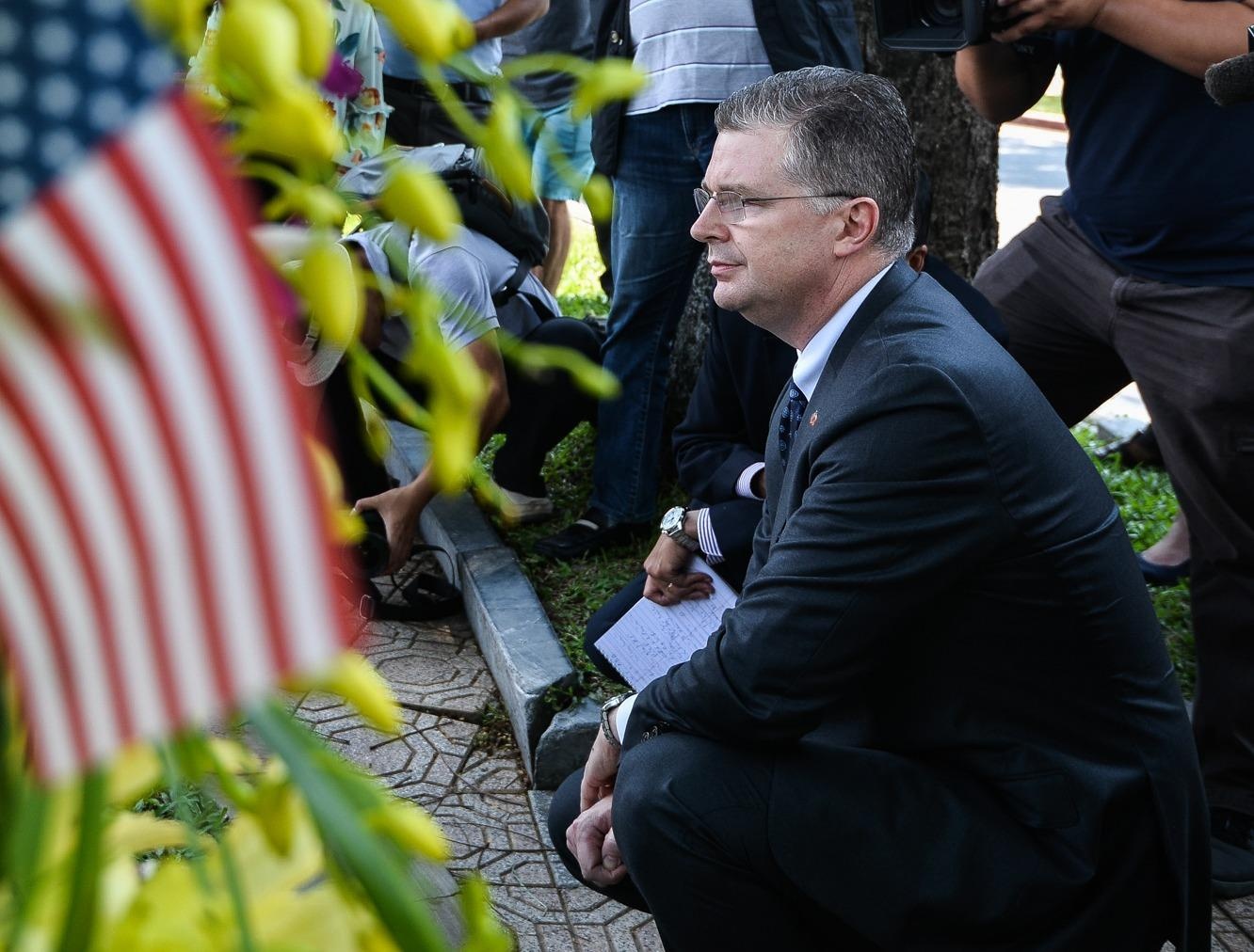 Dai su My dat hoa tuong niem Thuong nghi si John McCain o Ha Noi hinh anh