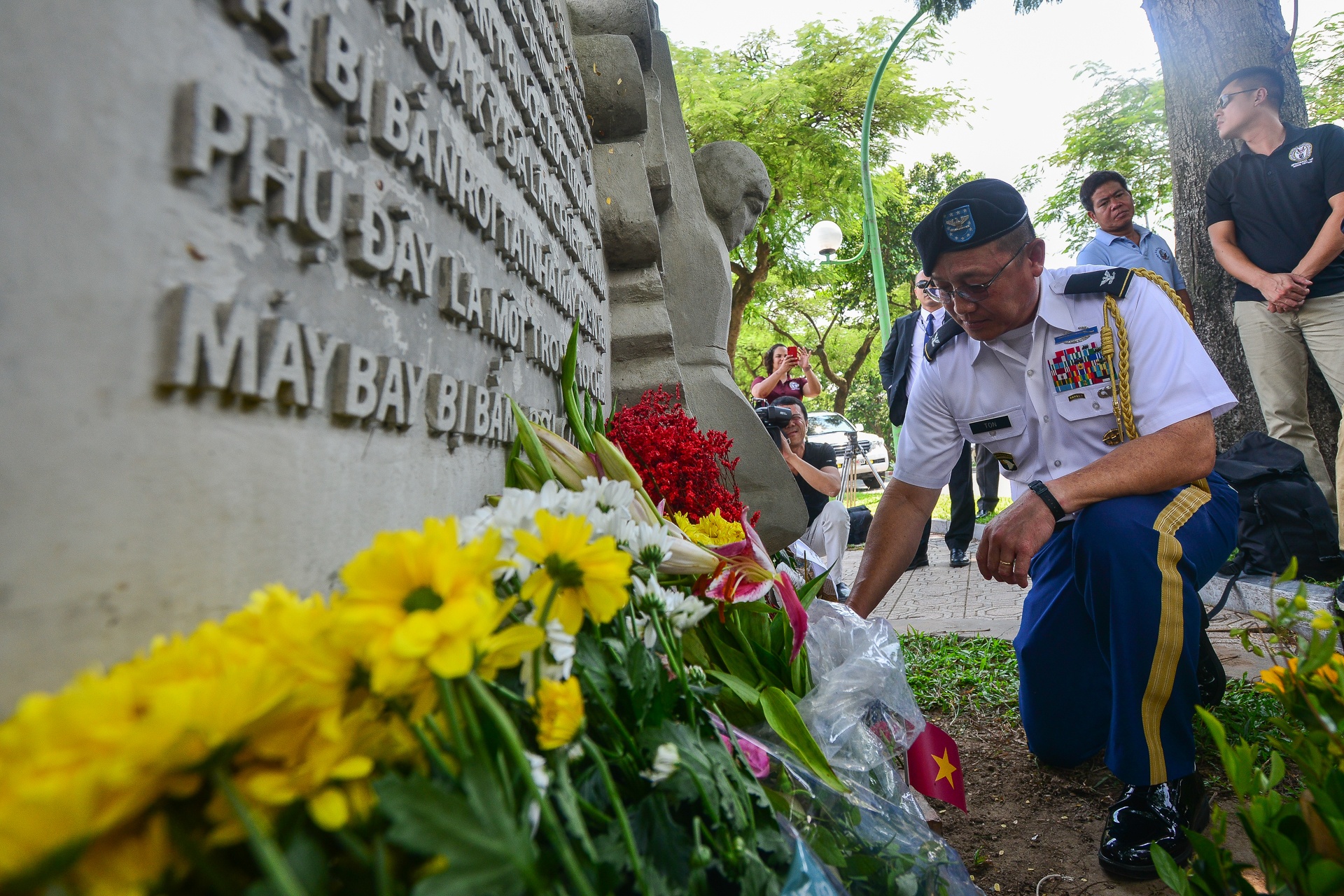 Thuong nghi si John McCain qua doi anh 8