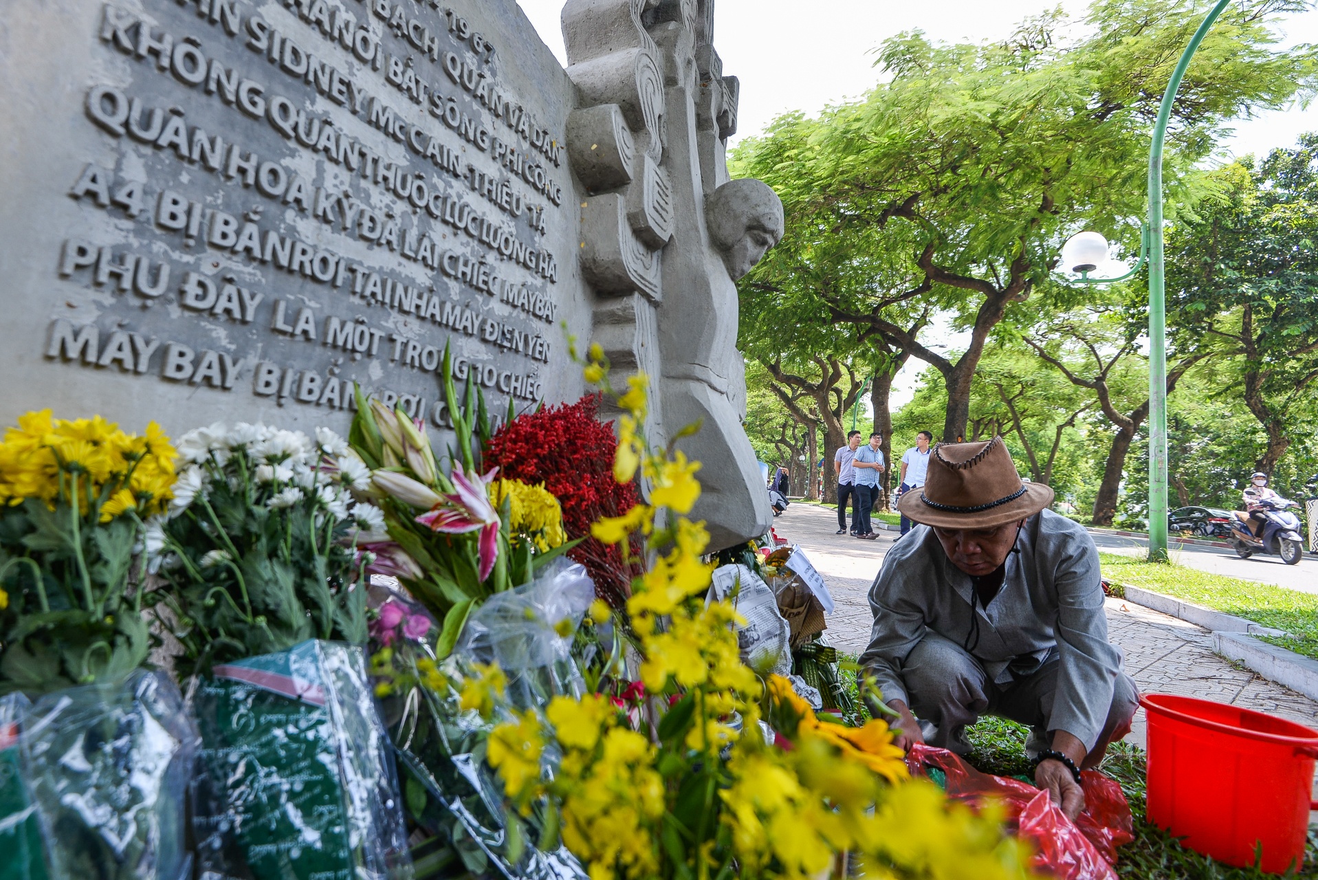 Thuong nghi si John McCain qua doi anh 7