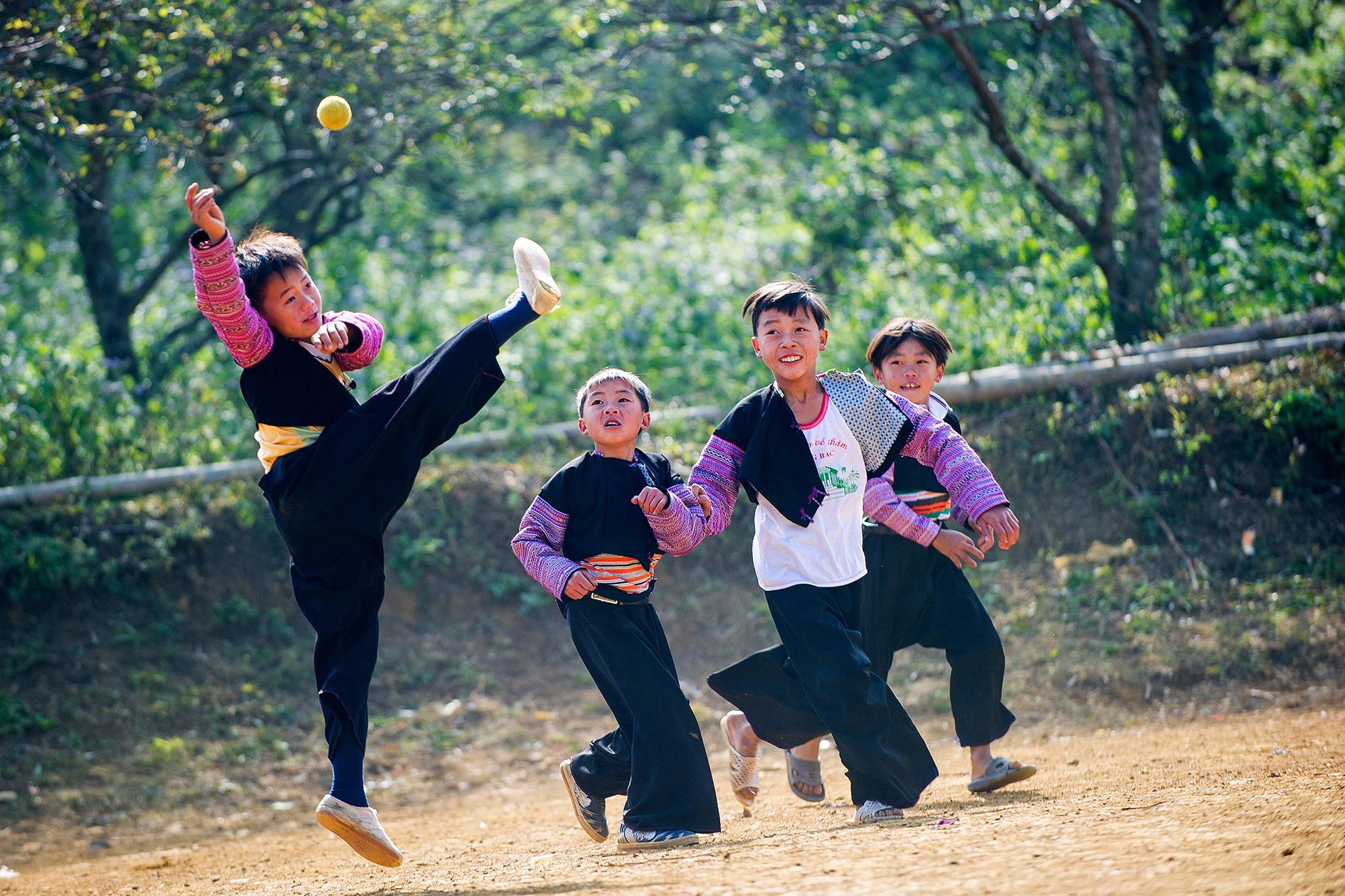 Sac mau Viet Nam qua ong kinh nhiep anh gia Viet tai chau Au hinh anh