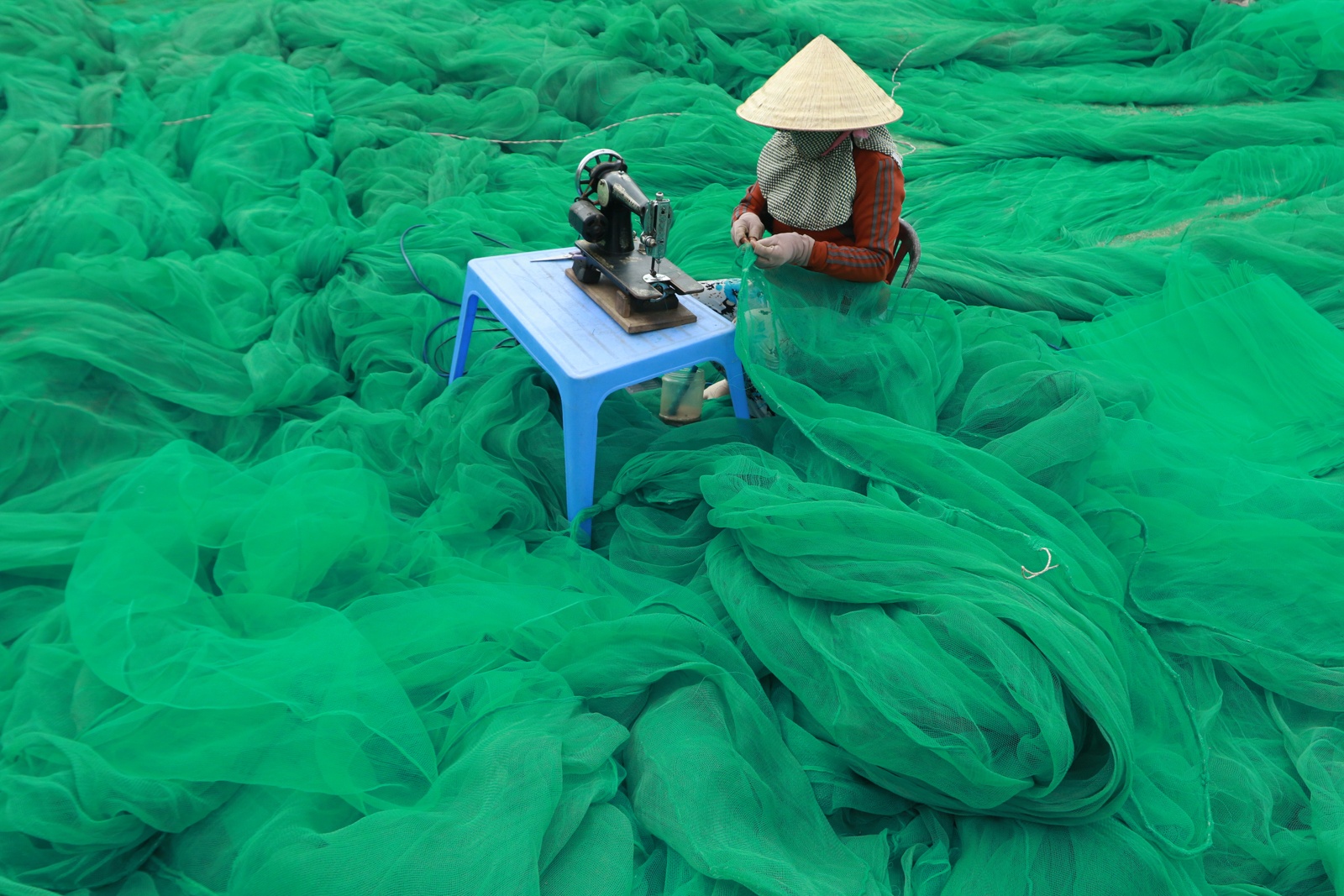 Trung bay khoanh khac ve nguoi phu nu Viet Nam chiu thuong chiu kho hinh anh