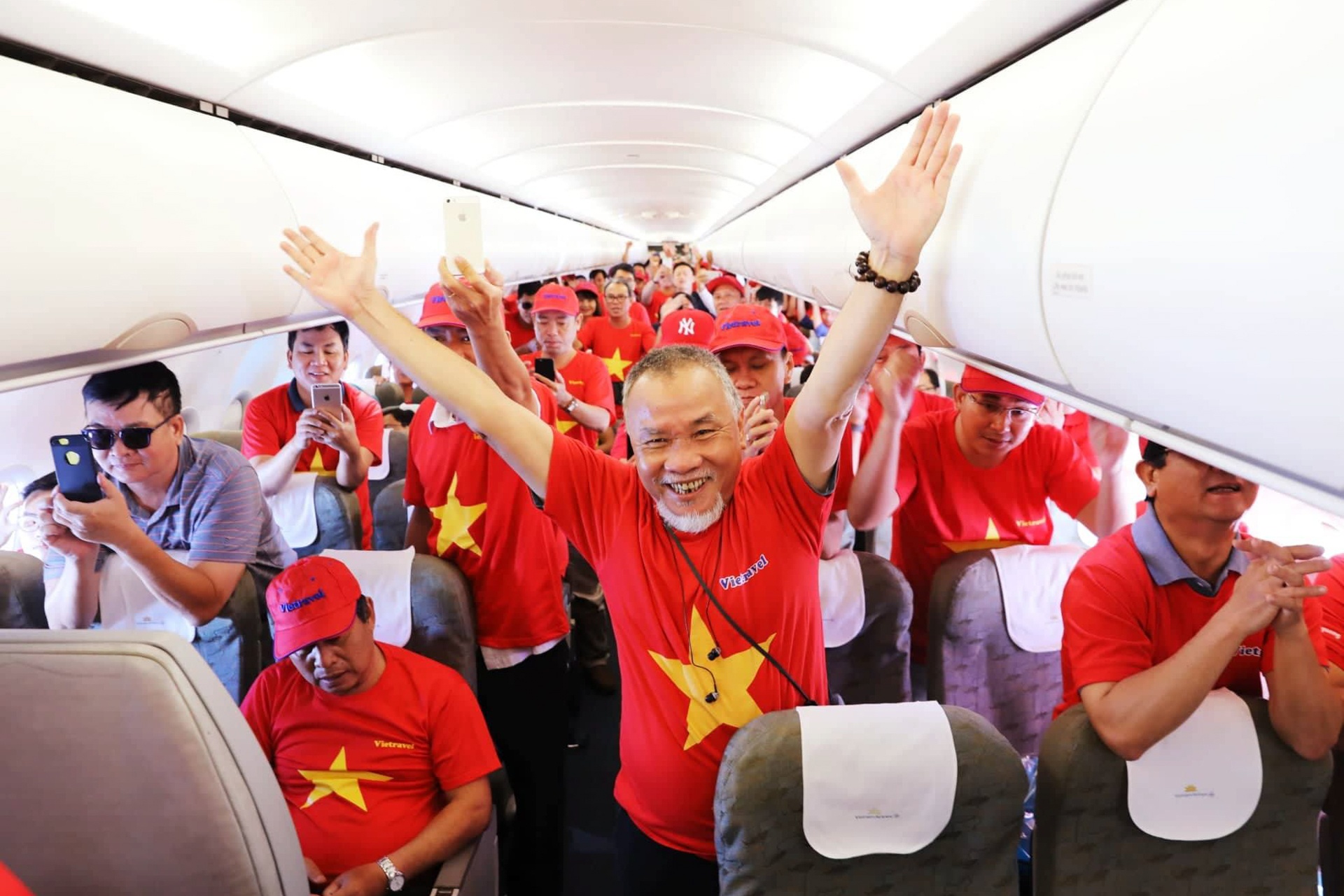 CĐV Việt Nam sang Indonesia cổ vũ bóng đá ảnh 10 CDV Viet Nam sang Indonesia co vu bong da anh 10