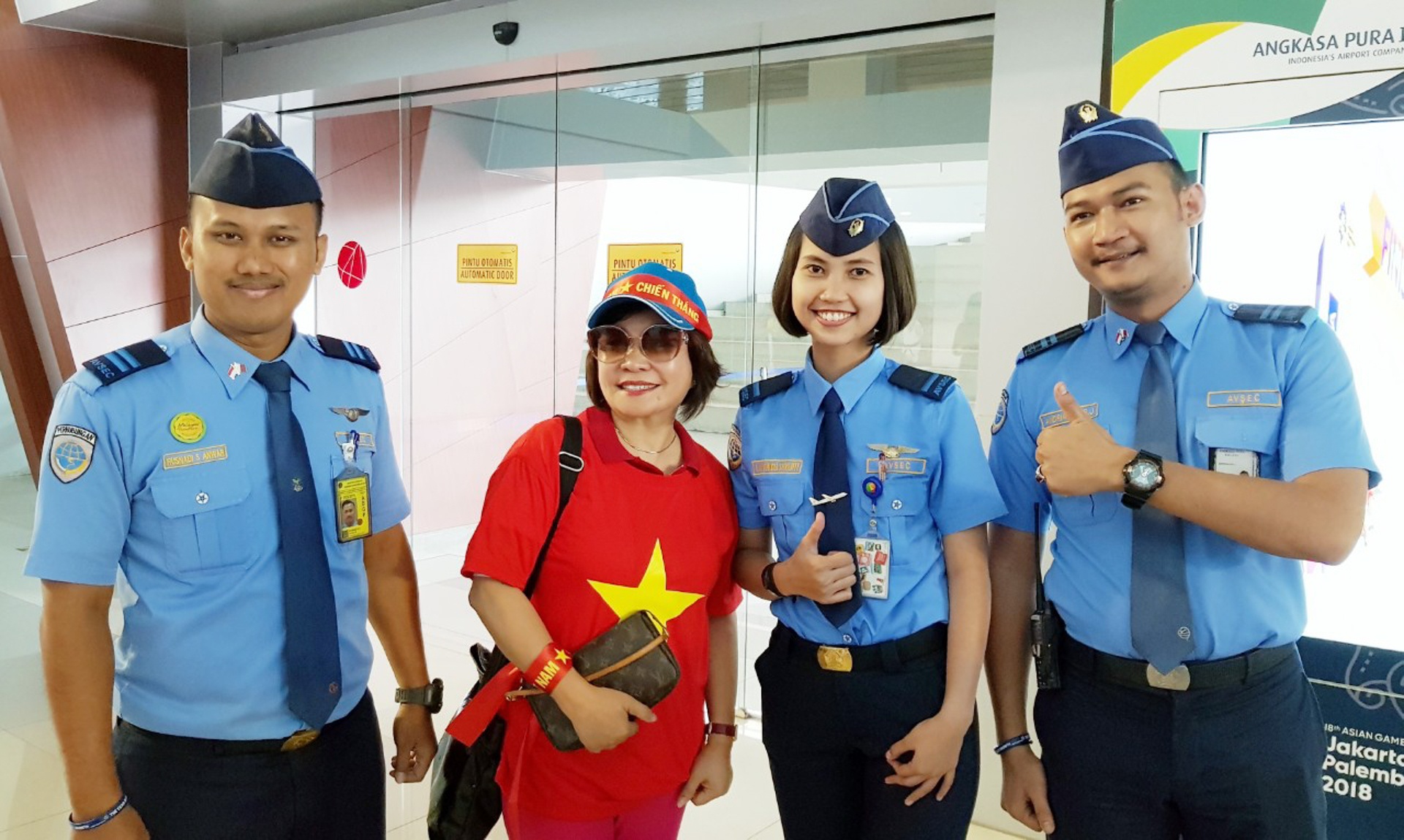 CĐV Việt Nam sang Indonesia cổ vũ bóng đá ảnh 12 CDV Viet Nam sang Indonesia co vu bong da anh 12