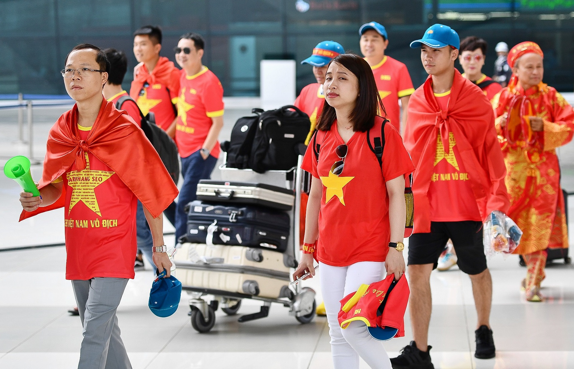 CĐV Việt Nam sang Indonesia cổ vũ bóng đá ảnh 13 CDV Viet Nam sang Indonesia co vu bong da anh 13