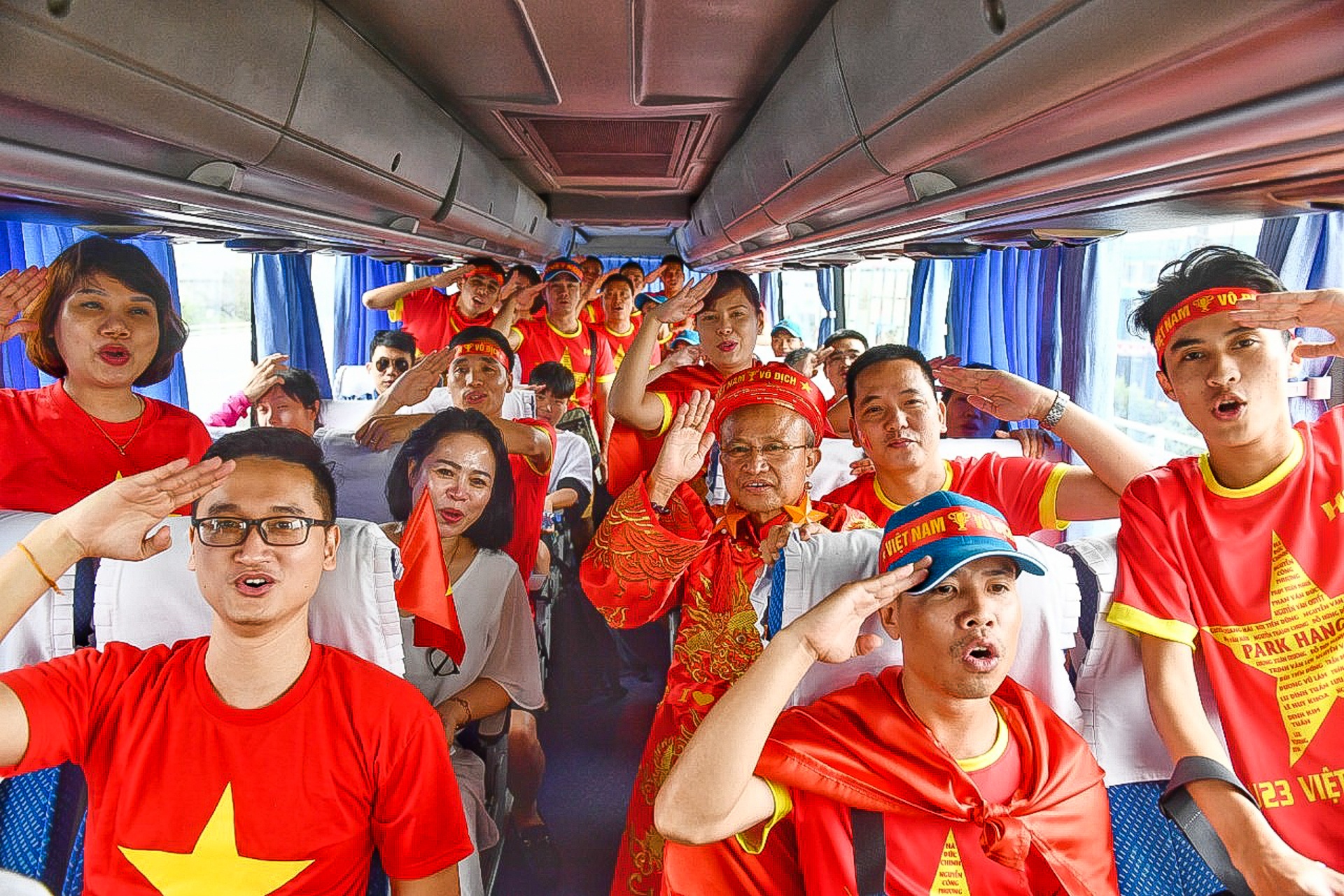CĐV Việt Nam sang Indonesia cổ vũ bóng đá ảnh 14 CDV Viet Nam sang Indonesia co vu bong da anh 14