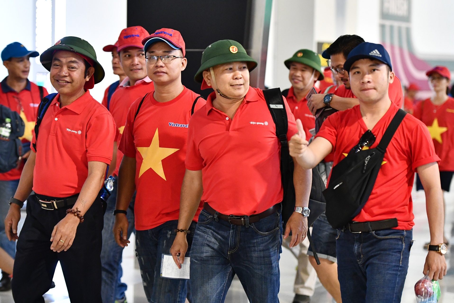 CĐV Việt Nam sang Indonesia cổ vũ bóng đá ảnh 2 CDV Viet Nam sang Indonesia co vu bong da anh 2