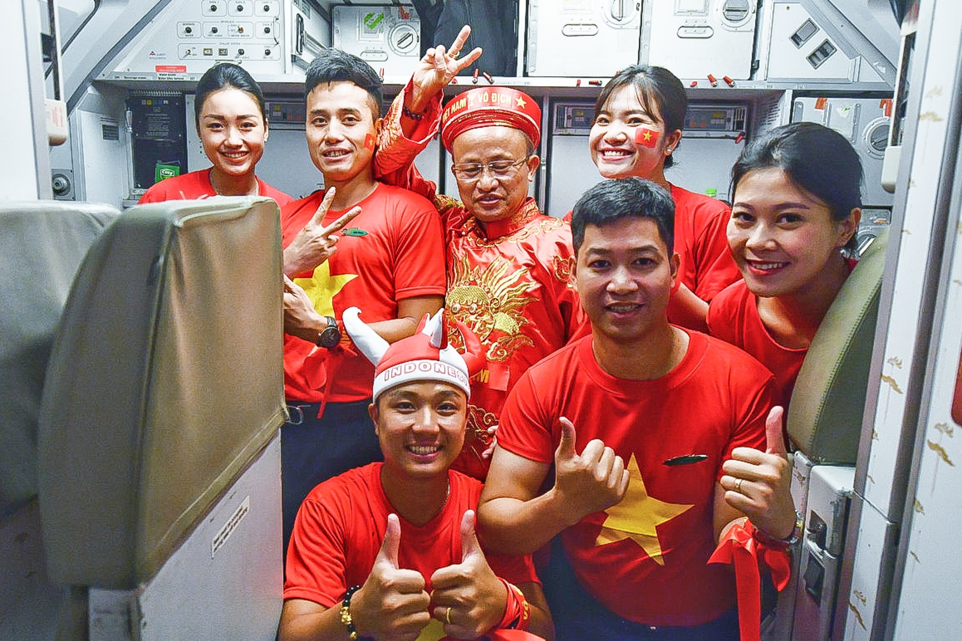CĐV Việt Nam sang Indonesia cổ vũ bóng đá ảnh 8 CDV Viet Nam sang Indonesia co vu bong da anh 8