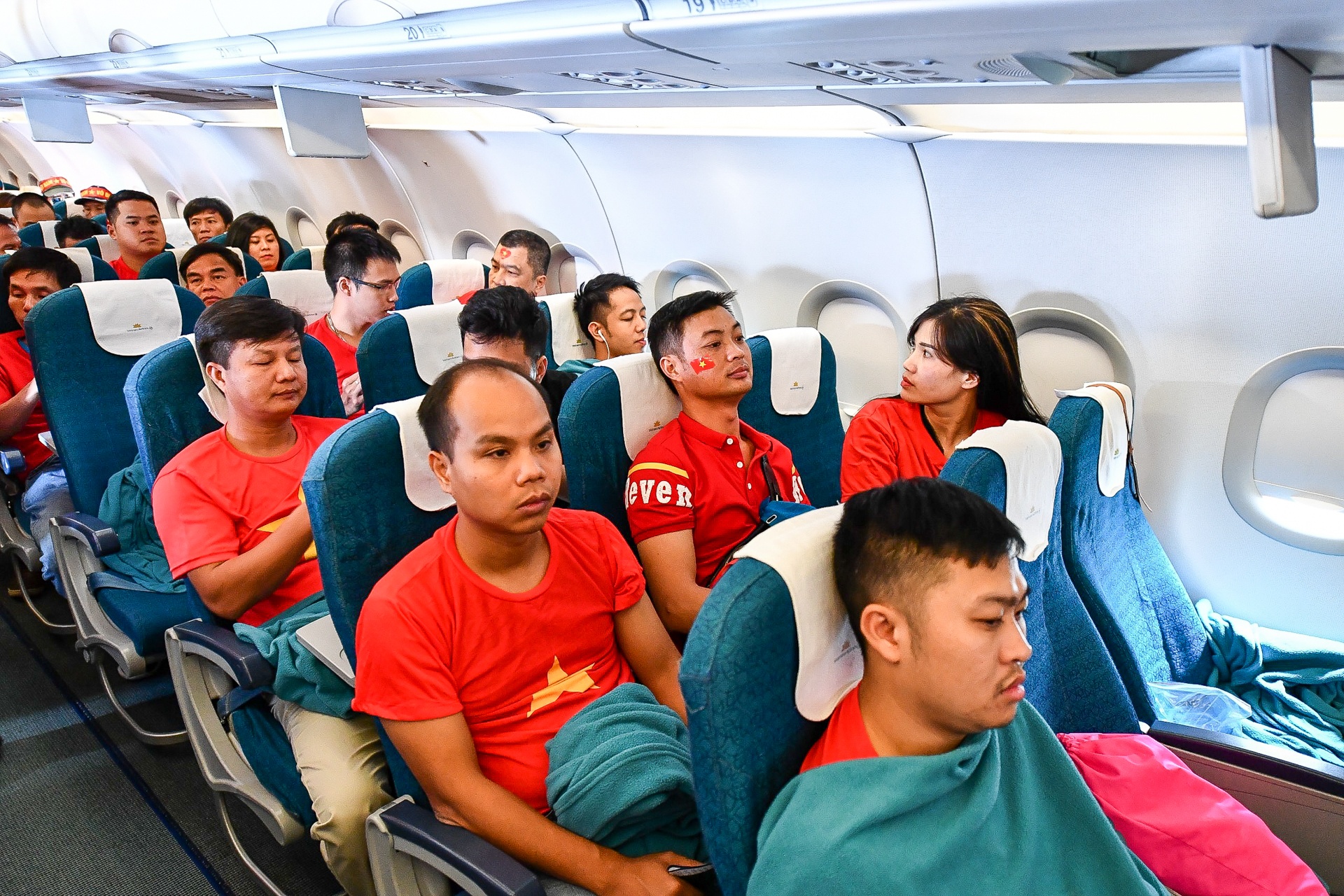 CĐV Việt Nam sang Indonesia cổ vũ bóng đá ảnh 9 CDV Viet Nam sang Indonesia co vu bong da anh 9