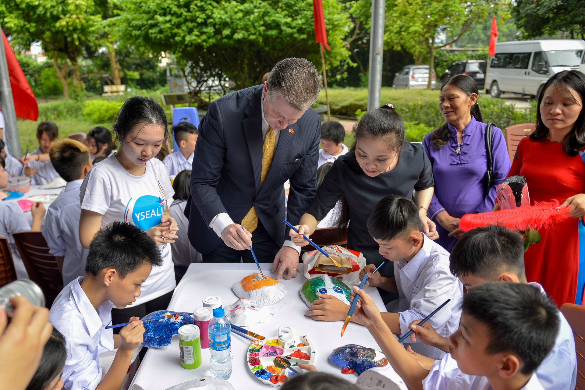 Dai su My vui tet Trung thu cung tre em khuyet tat anh 8