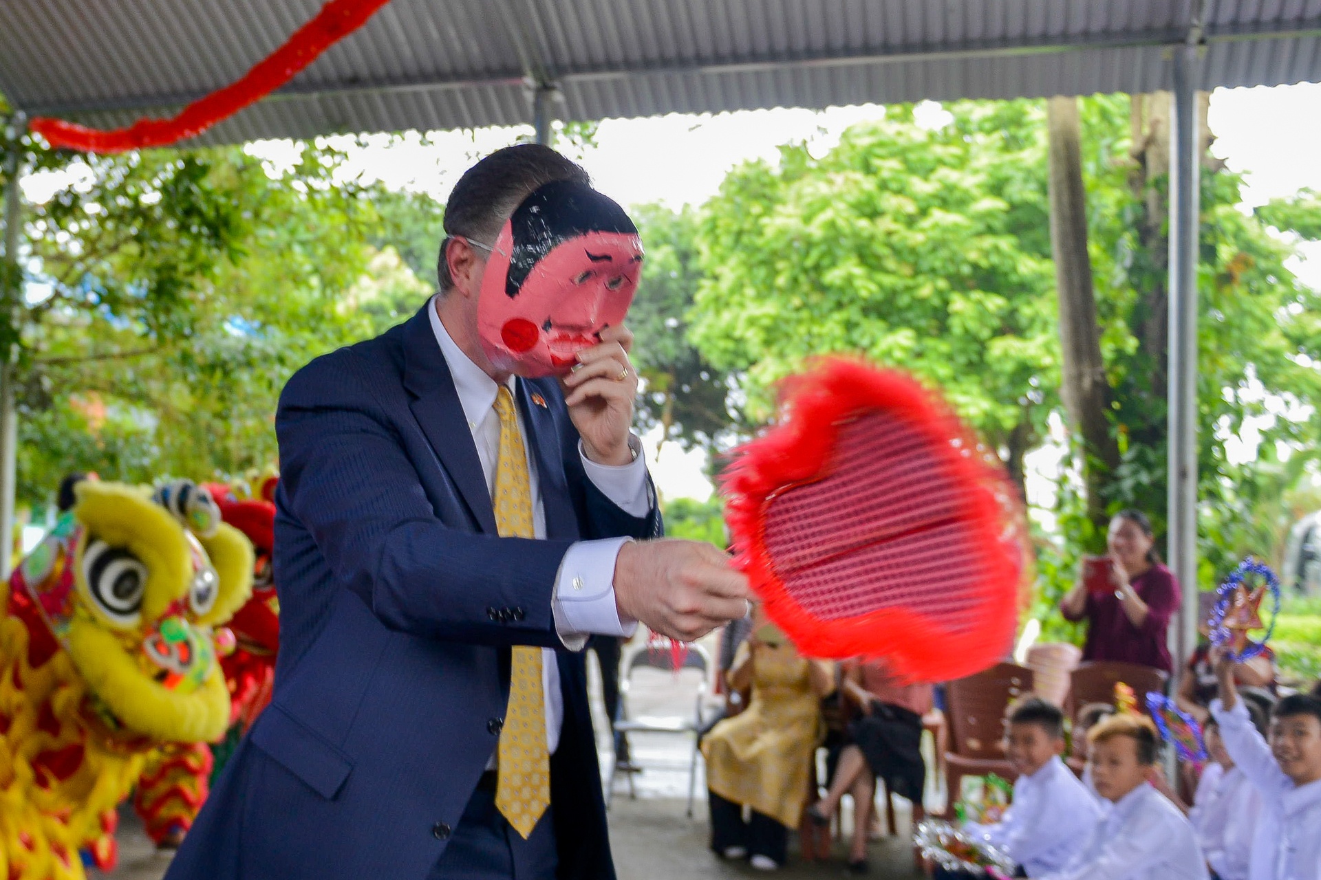 Dai su My vui tet Trung thu cung tre em khuyet tat anh 2