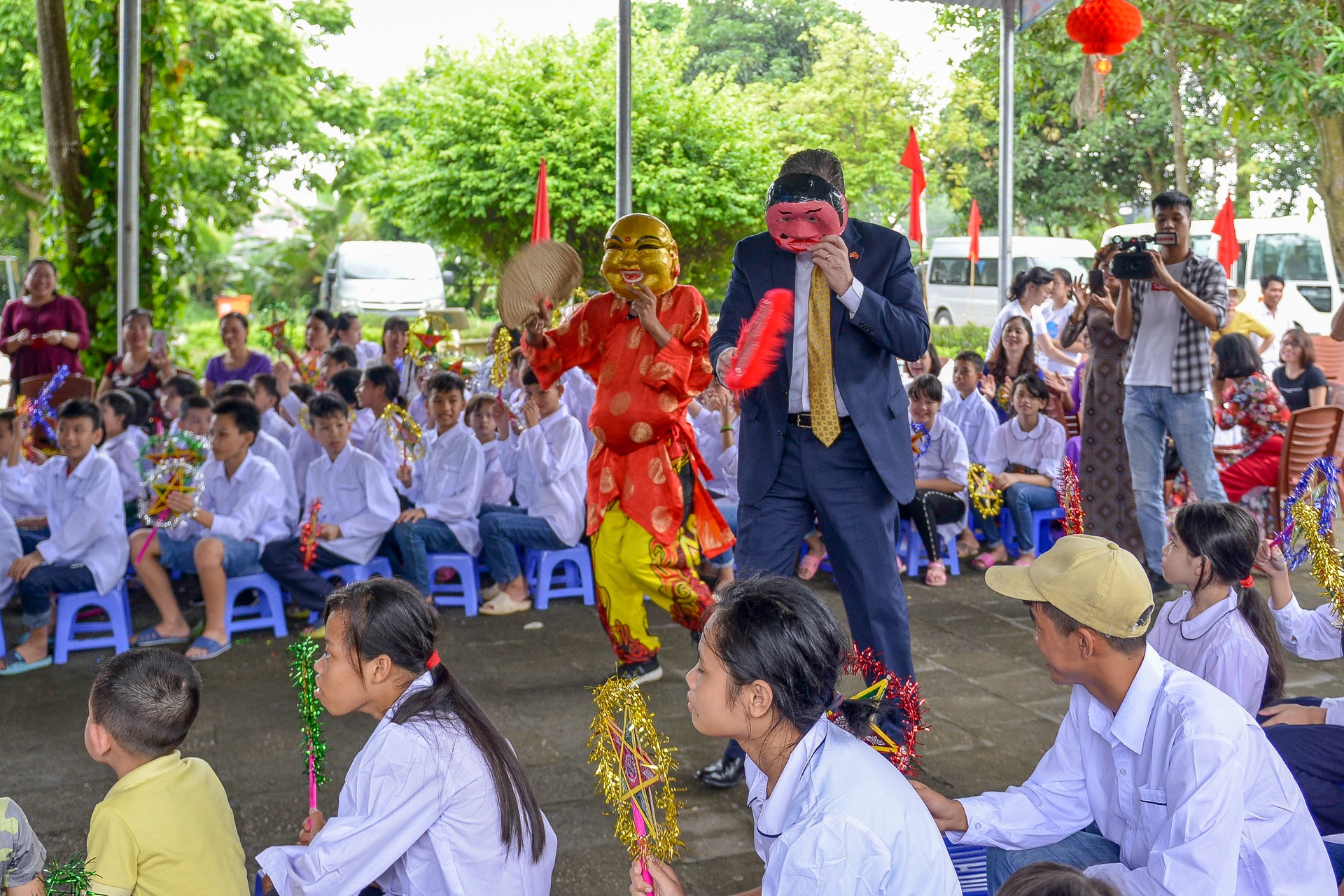 Dai su My vui tet Trung thu cung tre em khuyet tat anh 3