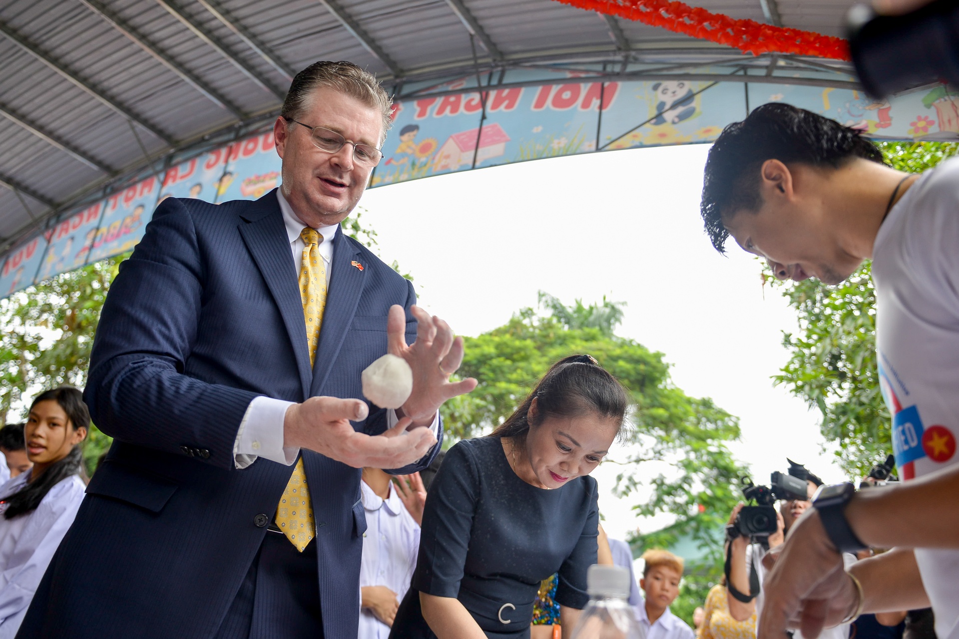 Dai su My vui tet Trung thu cung tre em khuyet tat anh 4