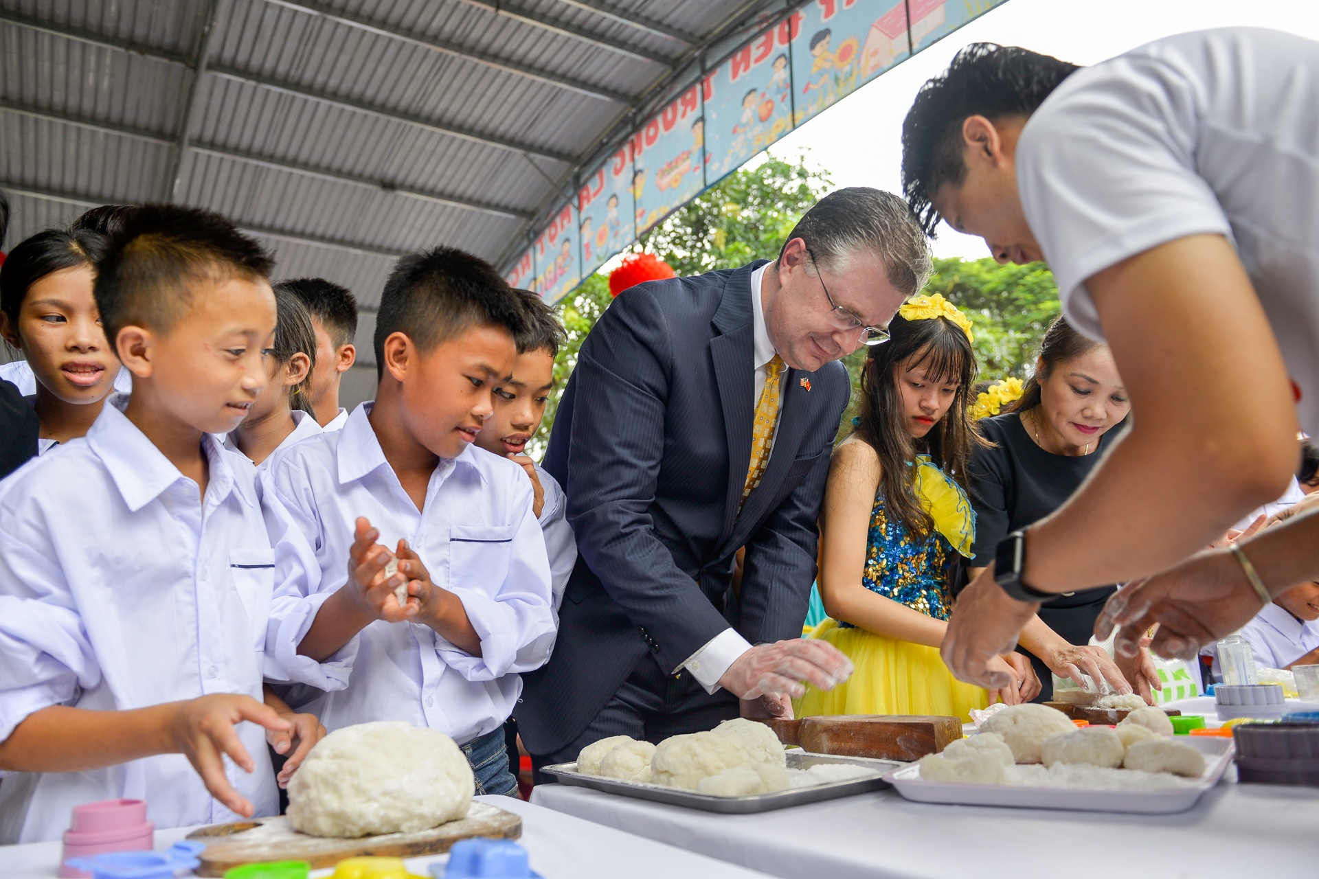 Dai su My lan dau lam banh Trung thu voi cac em nho hinh anh