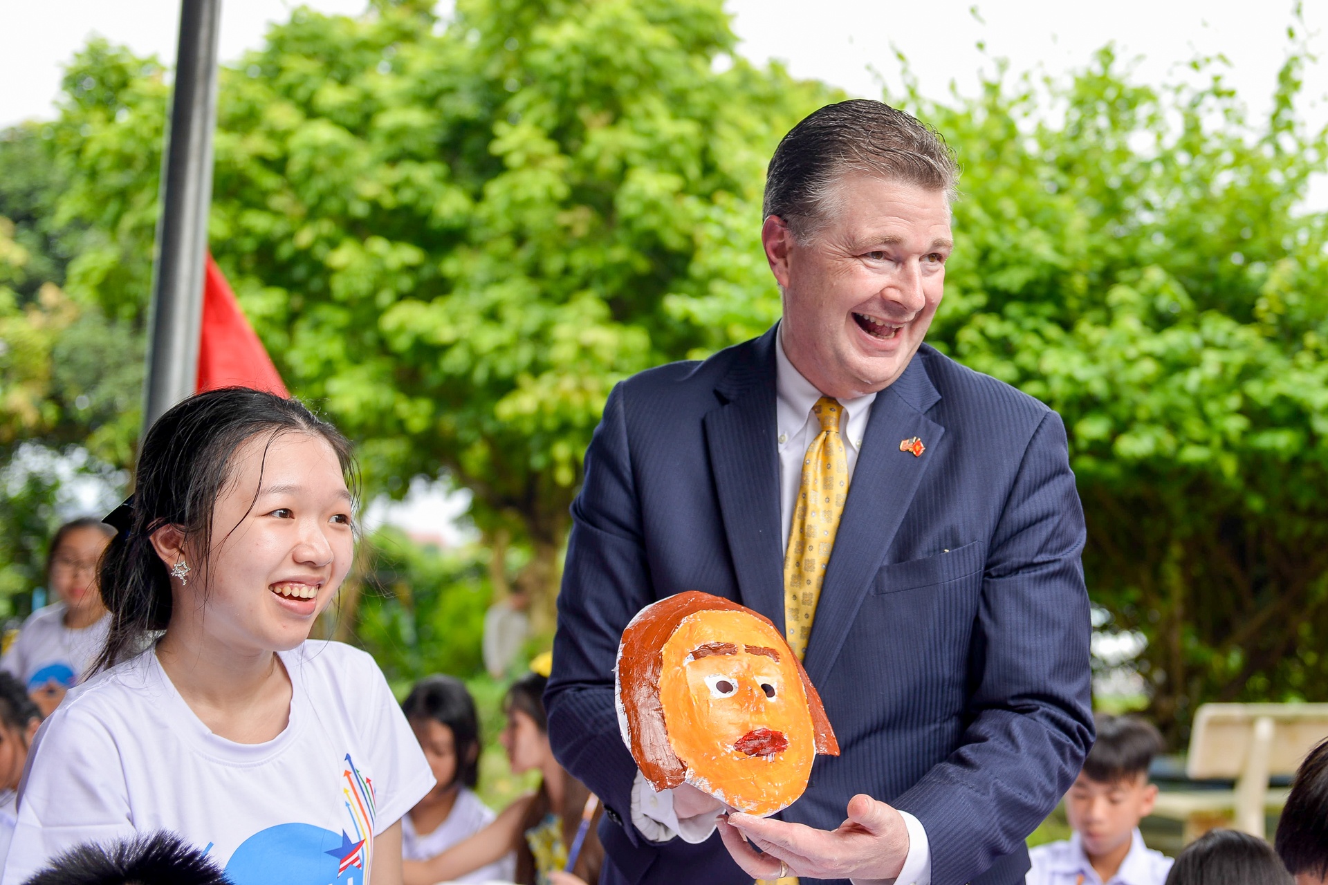 Dai su My vui tet Trung thu cung tre em khuyet tat anh 6