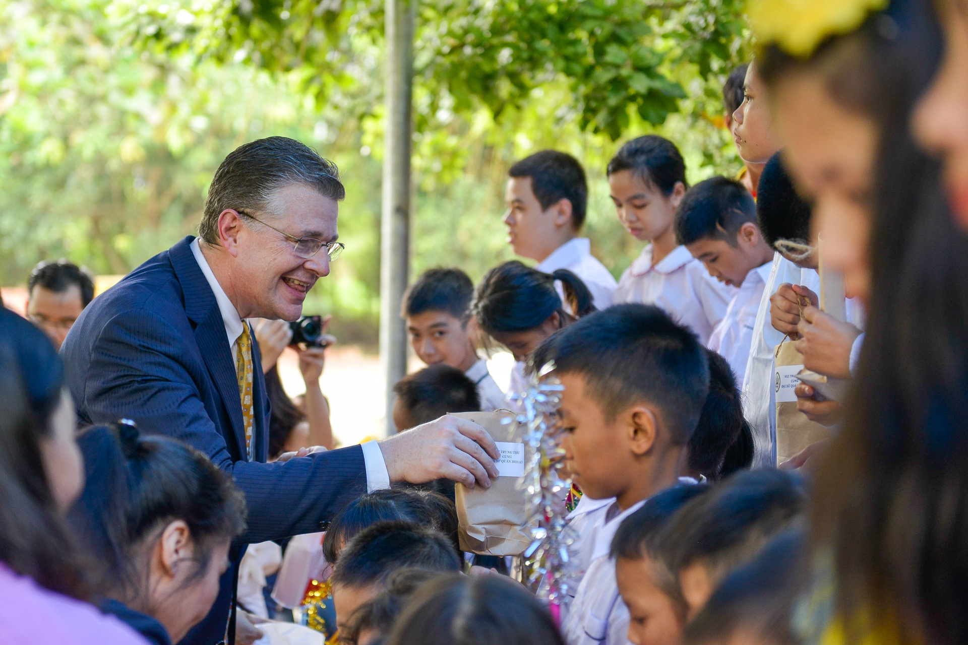 Dai su My vui tet Trung thu cung tre em khuyet tat anh 7