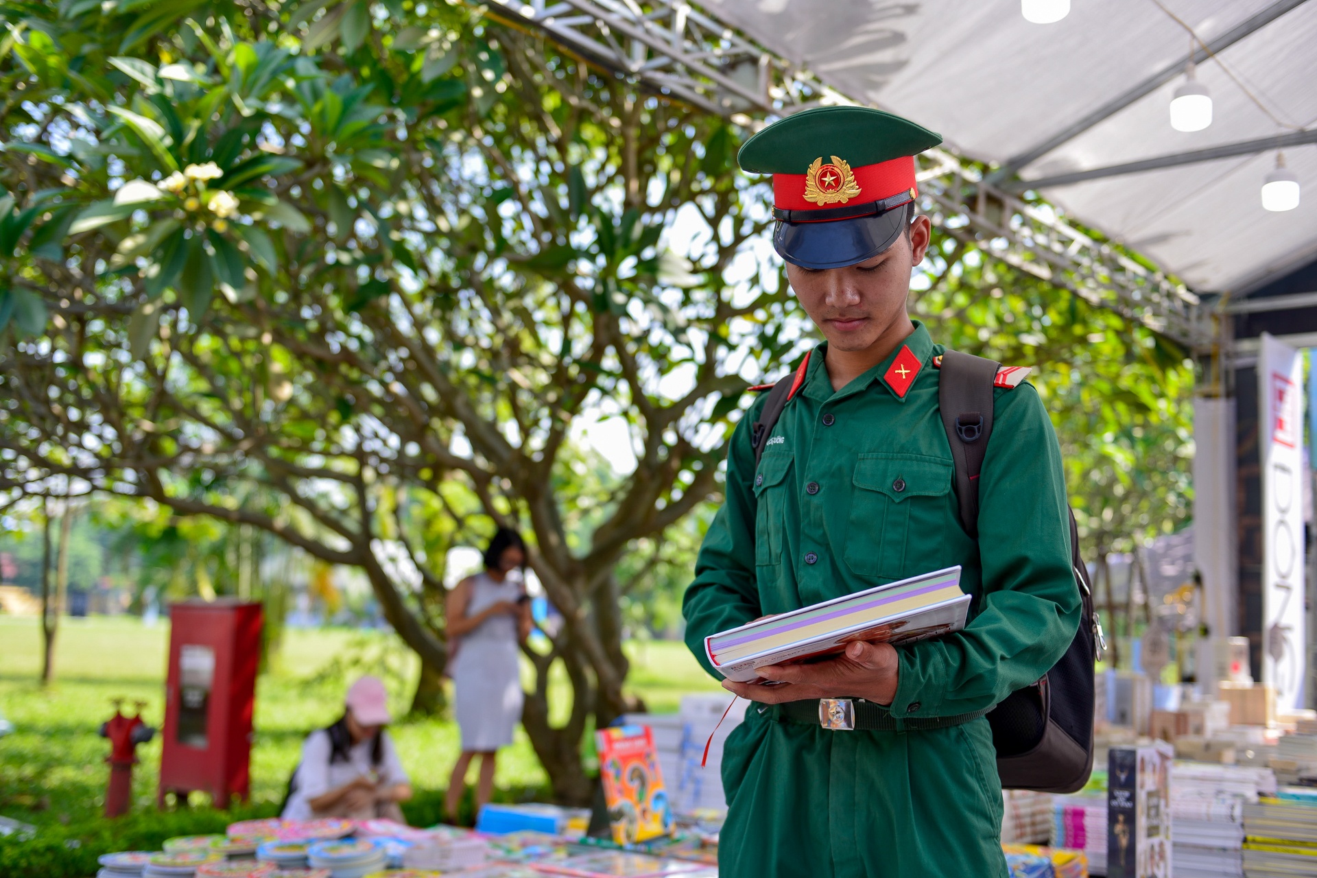 Hoi sach Ha Noi 2018 thu hut nhieu doc gia tham du hinh anh